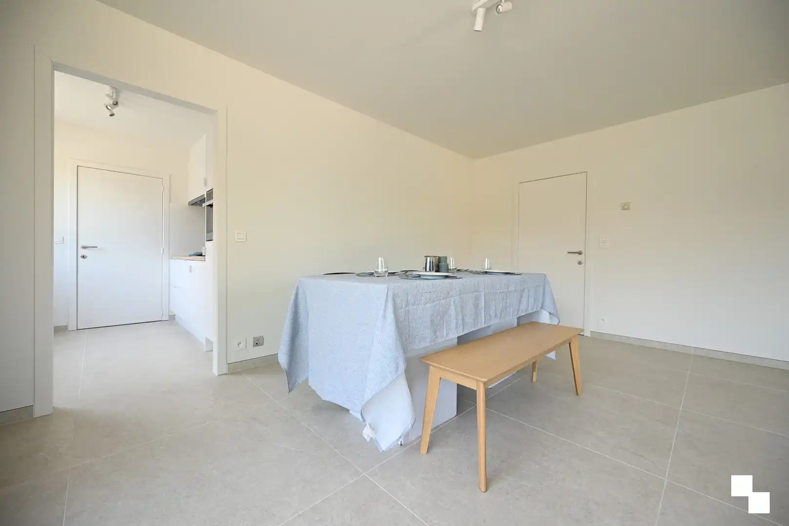 Lichtrijk, compleet gerenoveerd hoekappartement & volledig instapklaar te Izegem, Emelgem. foto 8