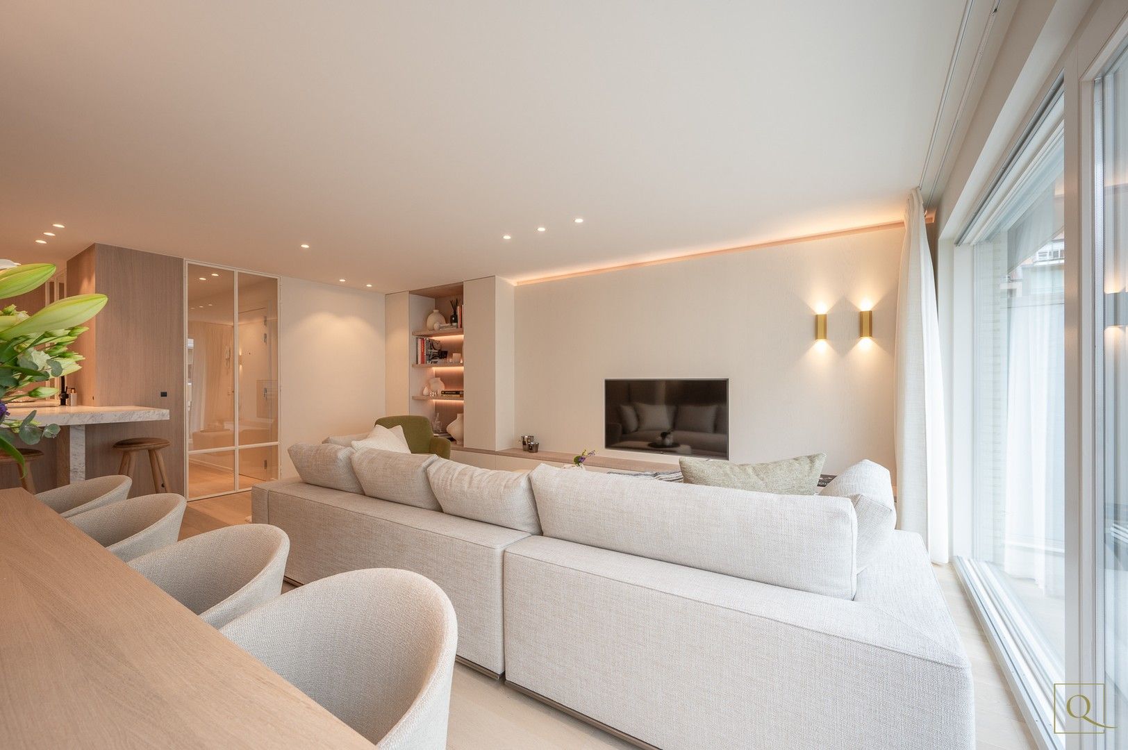 Prachtig gerenoveerd appartement met 3 slaapkamers vlakbij de Dumortierlaan. foto {{pictureIndex}}