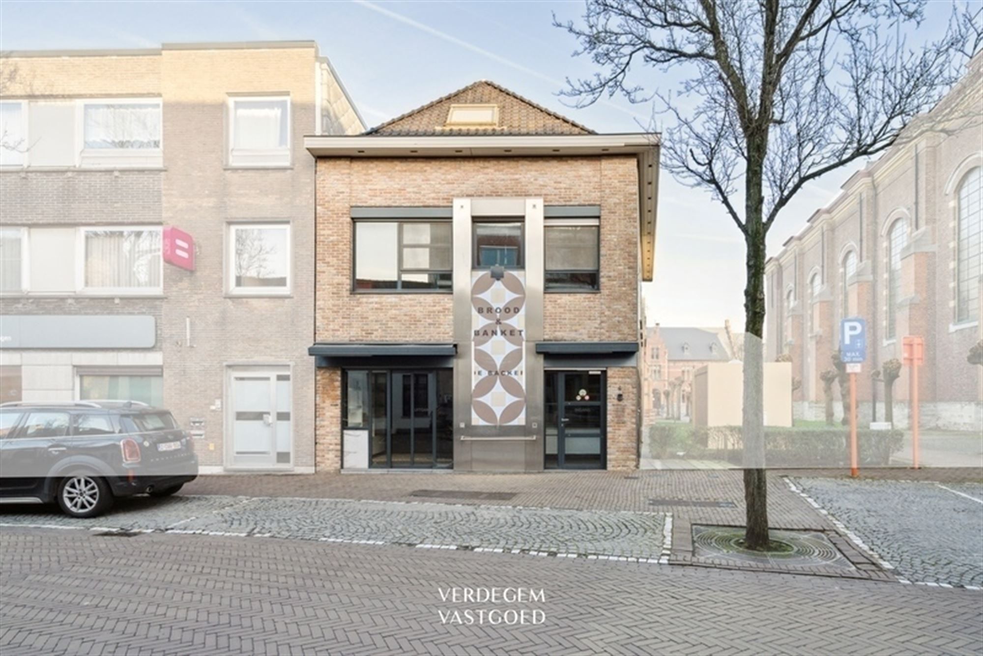 Centraal gelegen pand met praktijkruimte, kantoor of winkel van 225m² + appartement + tuin met studio foto 1