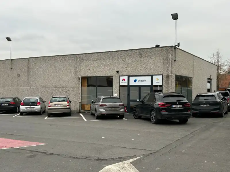 Commercieel gelegen handelspand van 450 m² met ruime parking. foto 11