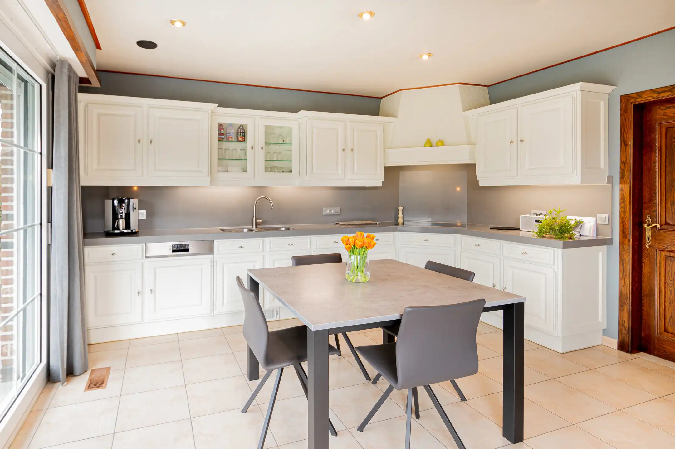 Gezinswoning in landelijke stijl in doodlopende straat foto 6