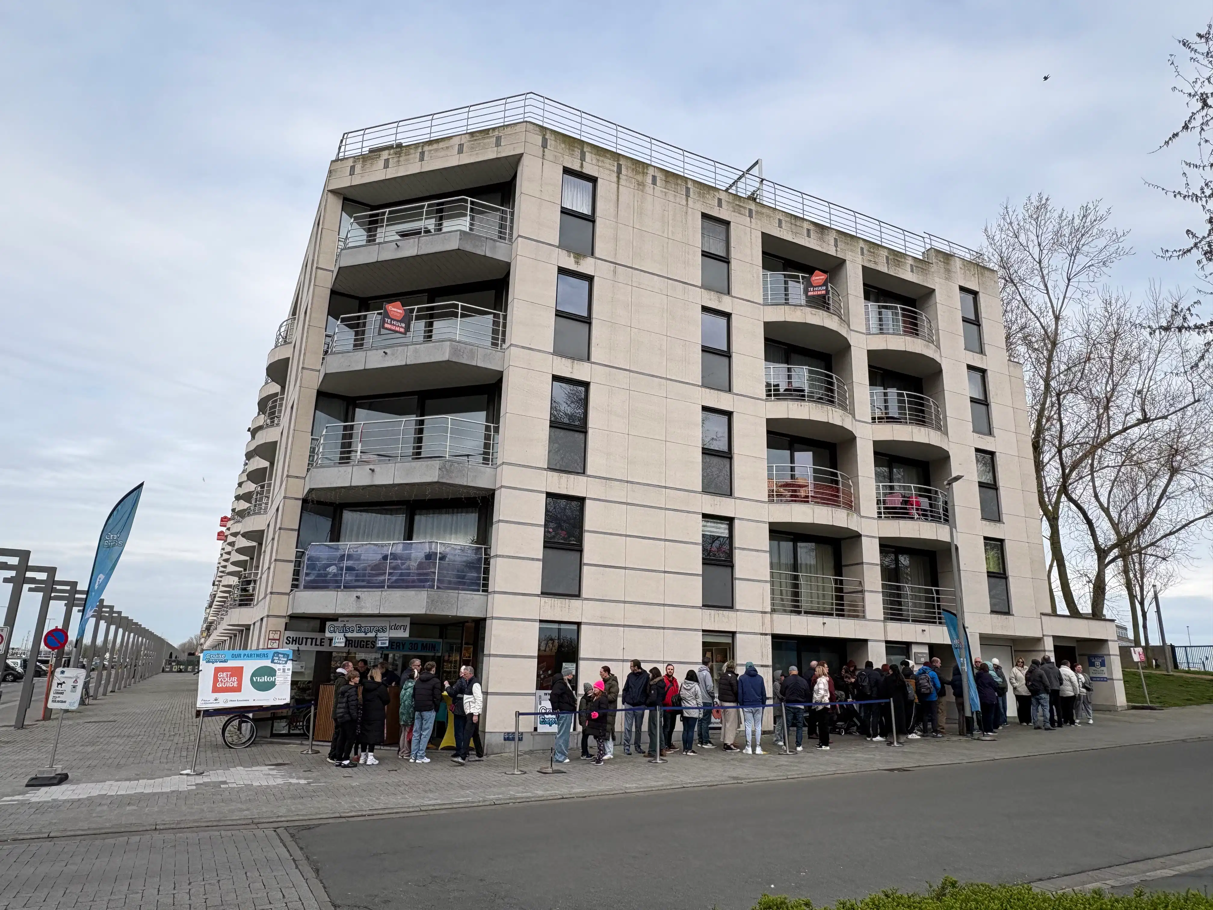 Heel ruim appartement met drie slaapkamers en twee terrassen te Zeebrugge. Mooi uitzicht op de Haven. foto {{pictureIndex}}