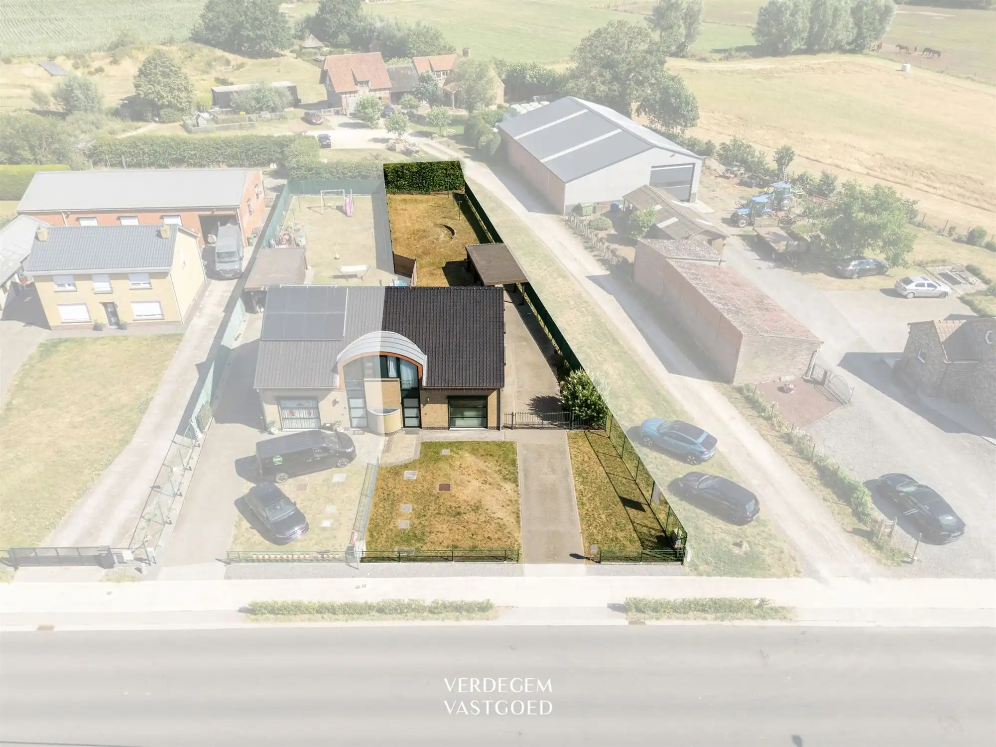 Instapklare woning met 3 slaapkamers, grote tuin en carport foto 2