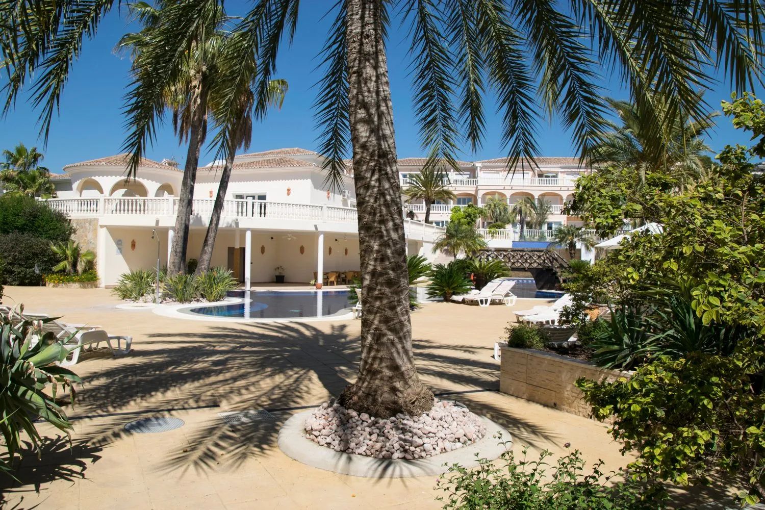 Instapklaar appartement met zonnig terras en zwembadzicht in Benissa Costa foto 6