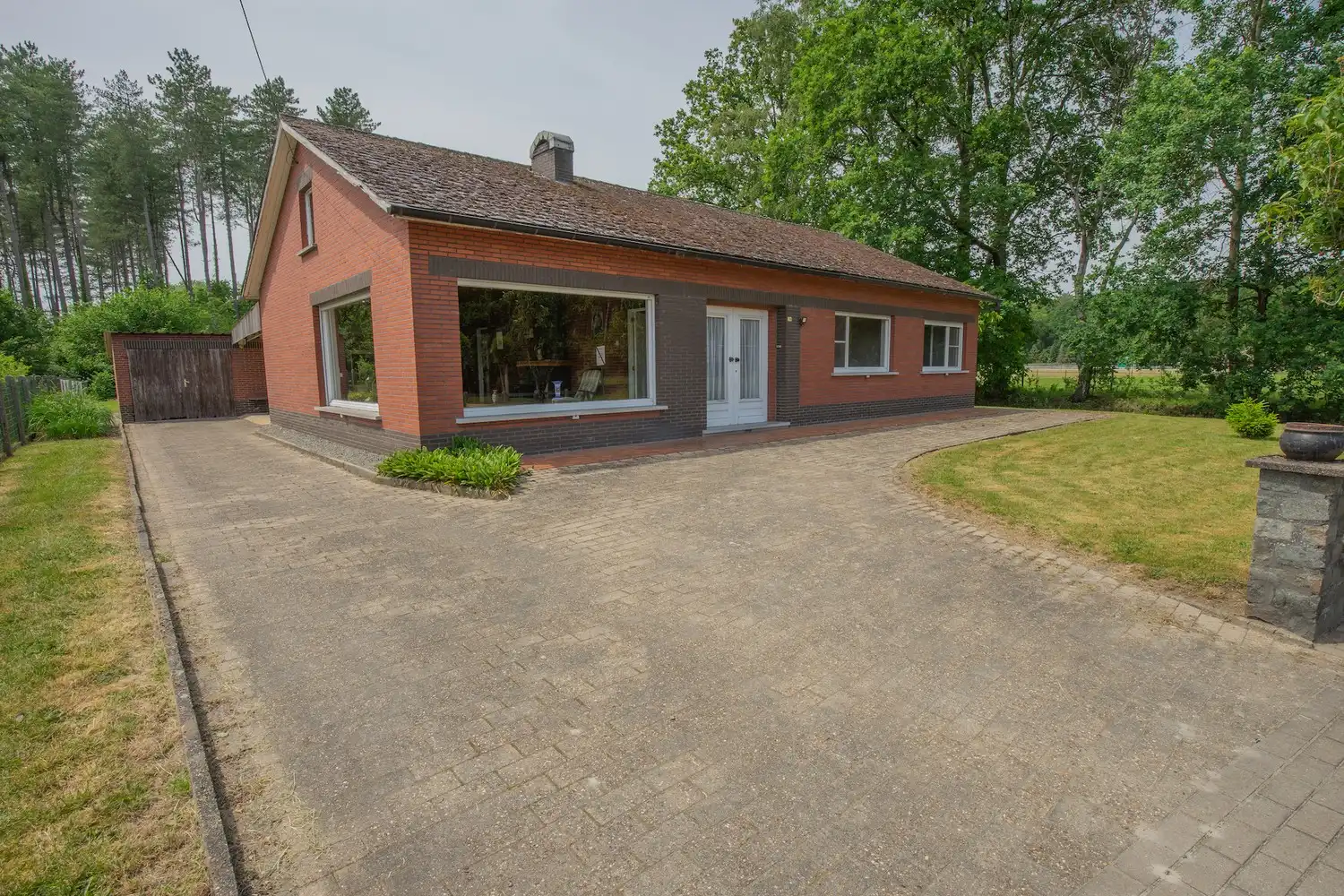 Volledig gelijkvloerse alleenstaande woning op een ruim perceel van 16a 83ca foto 2
