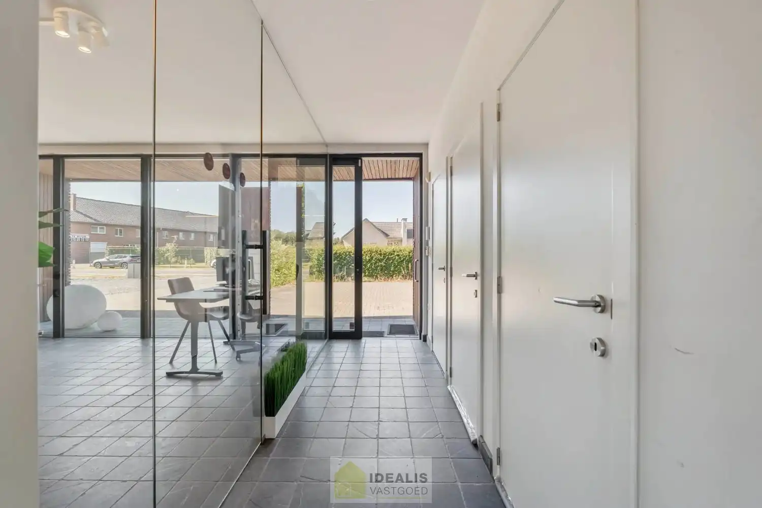 IDEALIS VASTGOED – GELIJKVLOERSE KANTOORRUIMTE MET BOVENLIGGEND APPARTEMENT OP EEN ZICHTLOCATIE IN DIEPENBEEK! Deze gelijkvloerse kantoorruimte van + - 105m² met bovenliggend apart toegankelijk appartement van + - 97 m² met zeer ruim terras is gelegen langs de Steenweg in Diepenbeek en heeft ruim voldoende parkeergelegenheid op eigen terrein. De perfecte zet voor zij die op zoek zijn naar een interessante investering op een zichtlocatie! foto 7