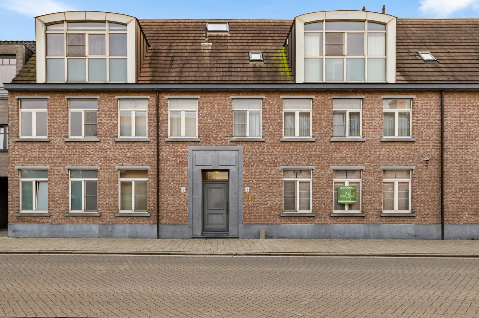 Gelijkvloers appartement in centrum Olen met 2 slpkmrs en garage! foto {{pictureIndex}}