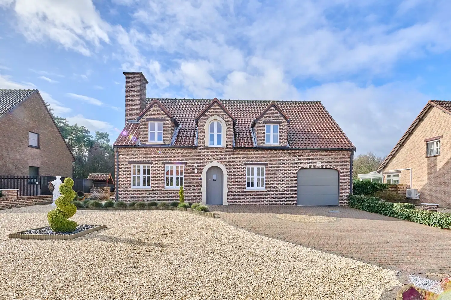 Goed onderhouden woning op ruim perceel in een bosrijke omgeving te Beringen. foto {{pictureIndex}}