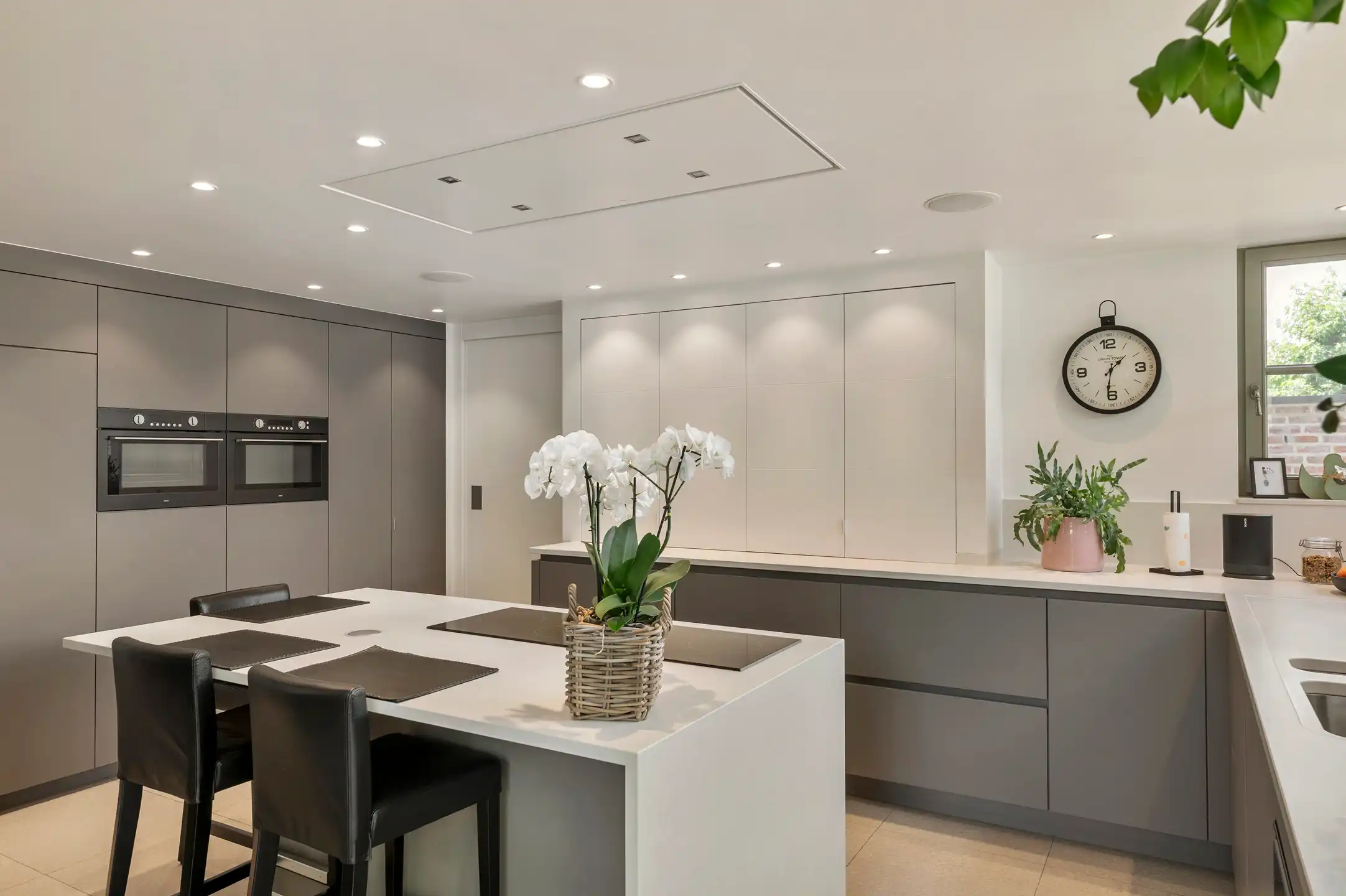 Volledig gerenoveerde woning met 5 slaapkamers, zwembad en prachtig aangelegde tuin op 1.643 m². foto 10