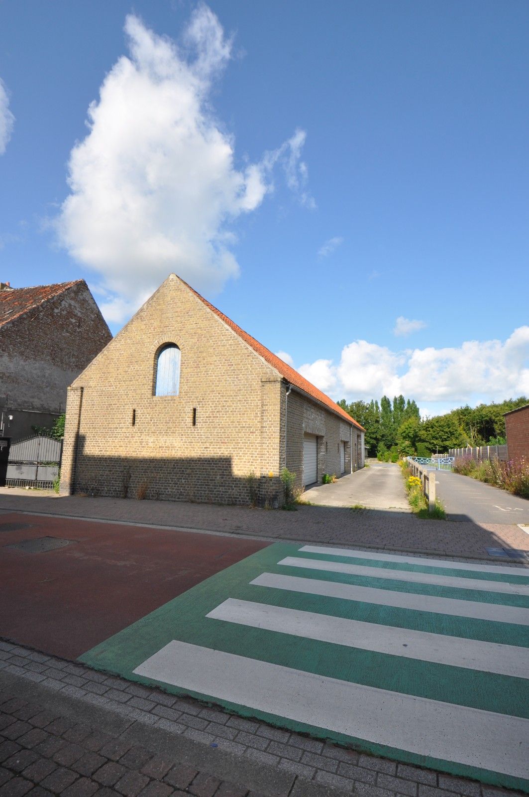 Opslagplaats/hangaar/garages foto 6