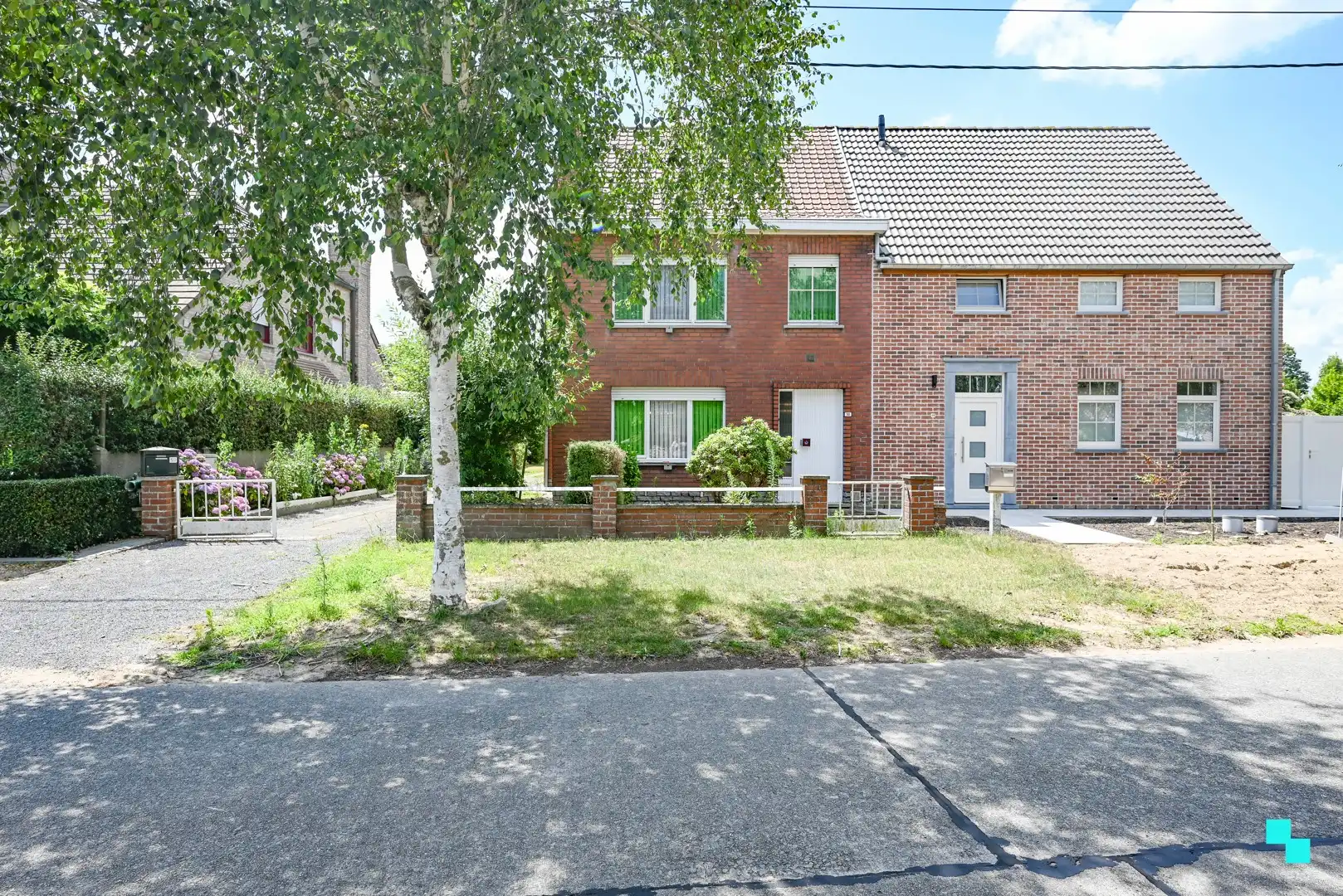 Stevig gebouwde, halfopen bebouwing met tuin in Zulte foto 2