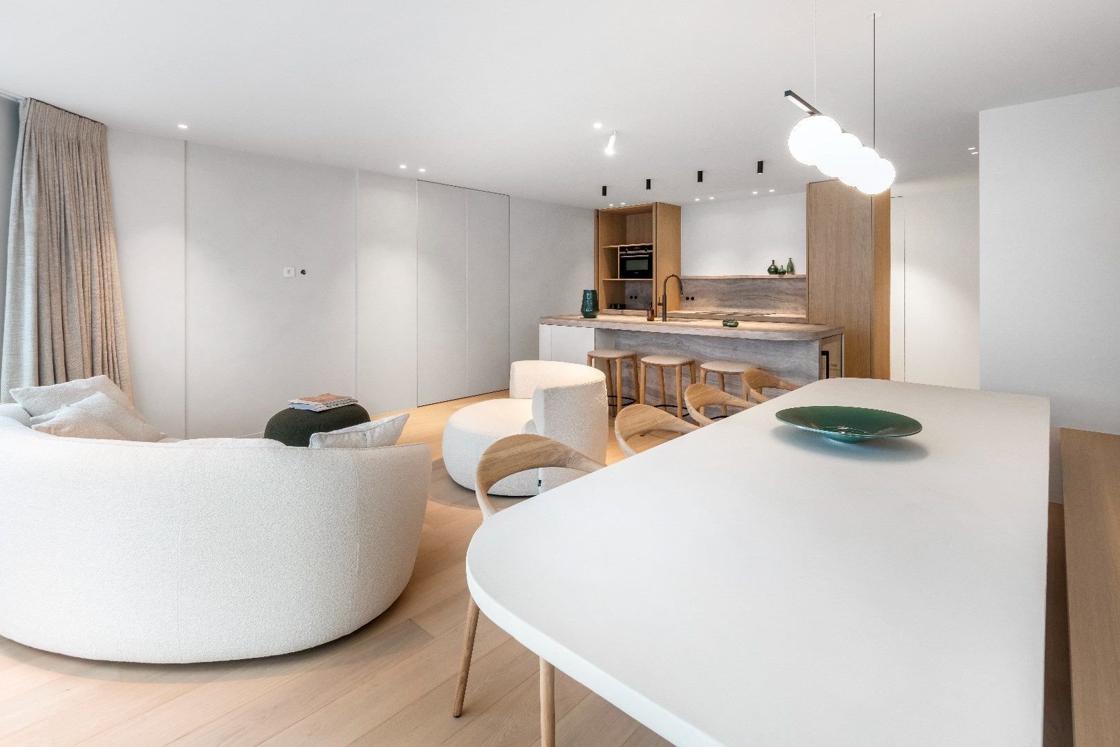 Appartement met zijdelings zeezicht gelegen tussen het Driehoeksplein en het Albertplein in het Zoute. foto 3