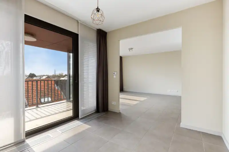 Ruime serviceflat met 1 slaapkamer (100 m²) voor eigen gebruik of als investering foto 8