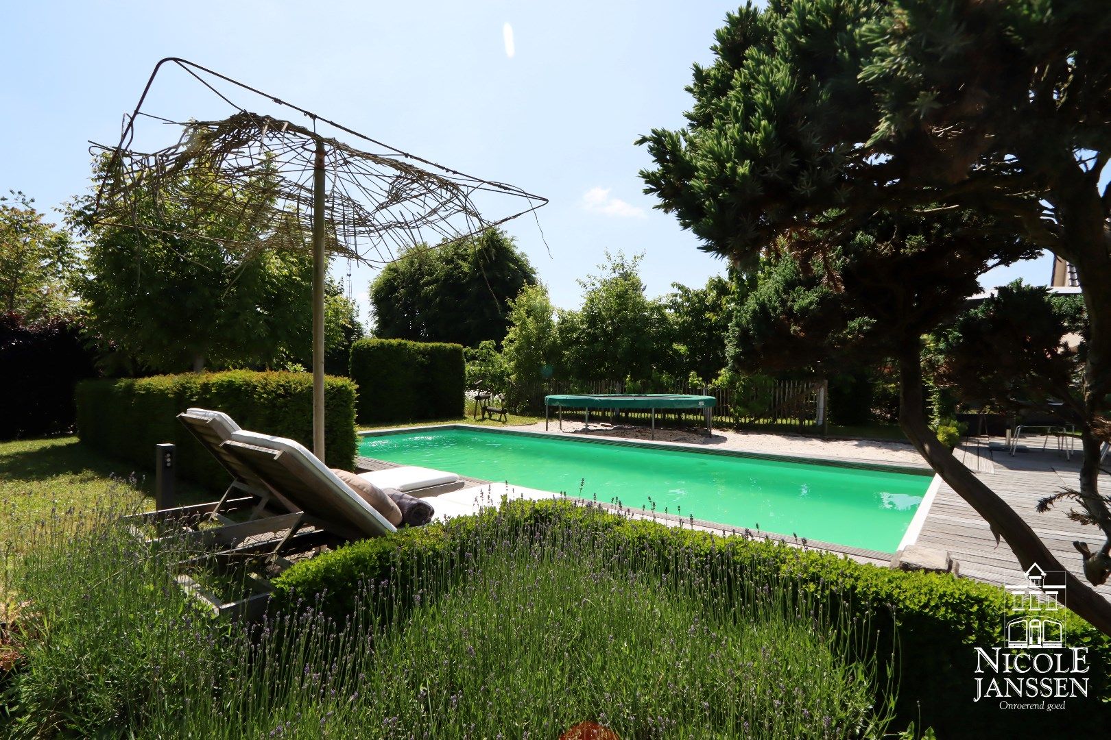 Ruime en speels ingedeelde woning met bijzondere architectuur en praktijkruimte foto 25