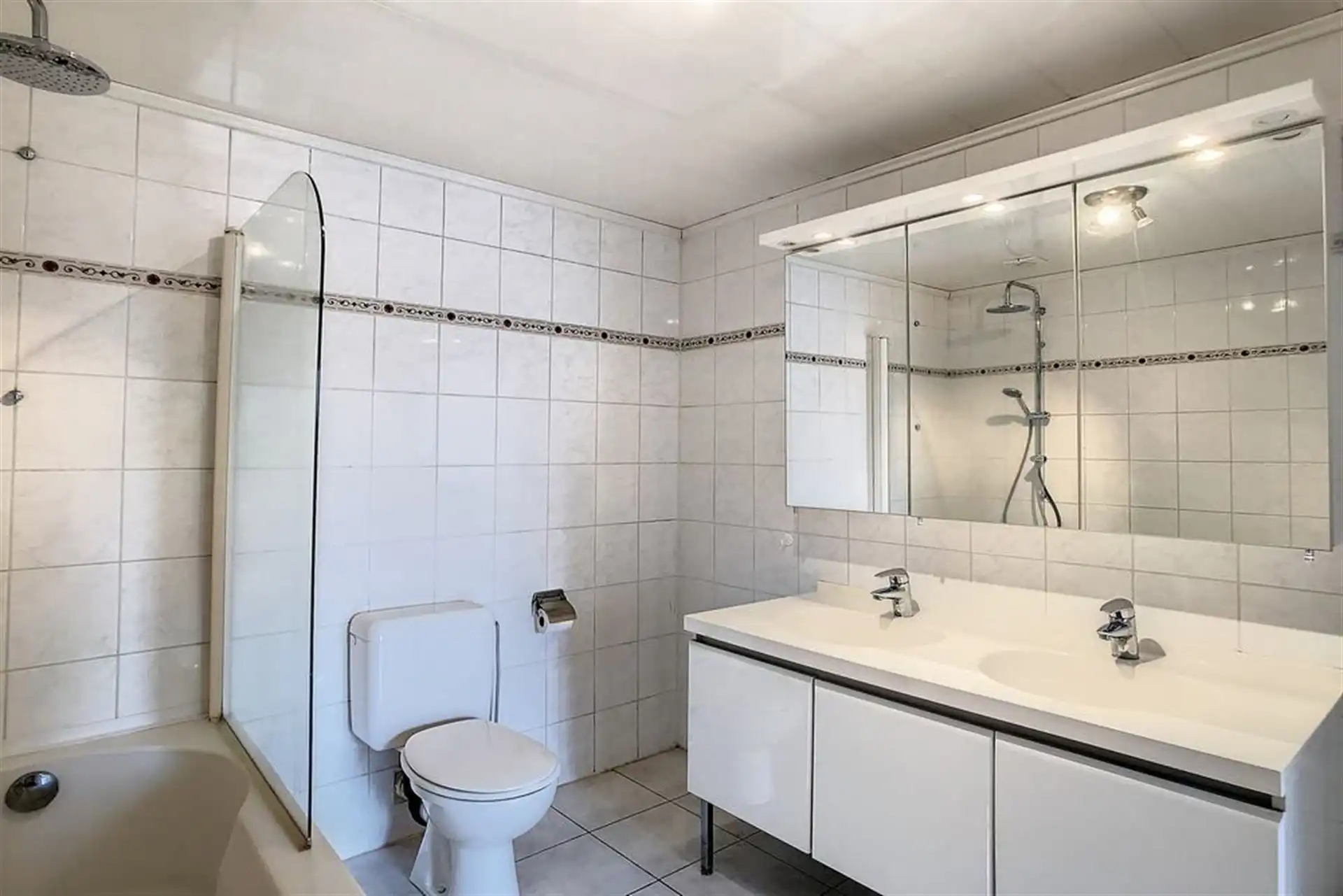 Instapklare half-open bebouwing met 3 slaapkamers en tuin foto 19