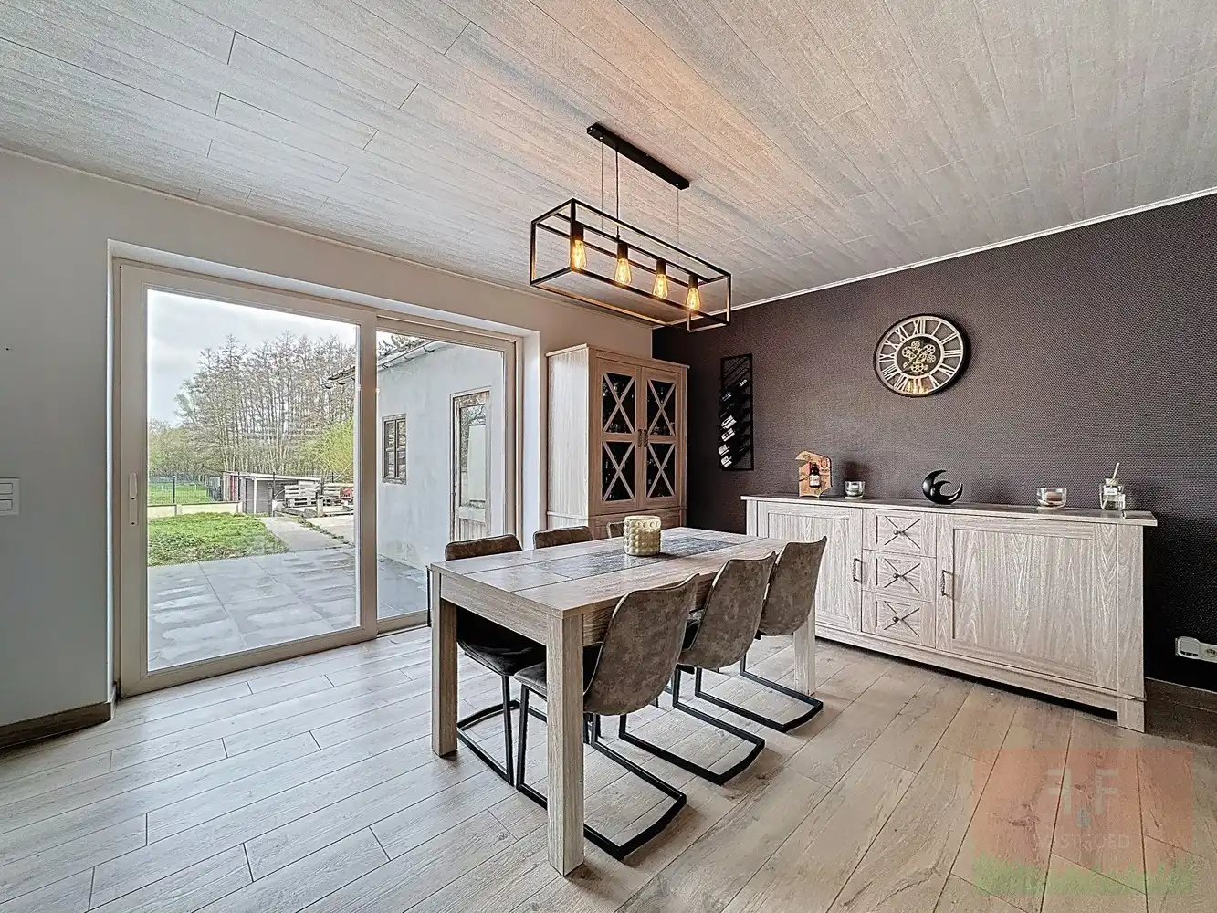 Instapklare hedendaagse gezinswoning met garage, opslagruimte en grote tuin foto 8