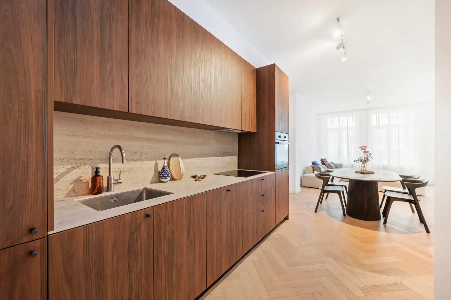 Gerenoveerd appartement met twee slaapkamers en terras foto 10