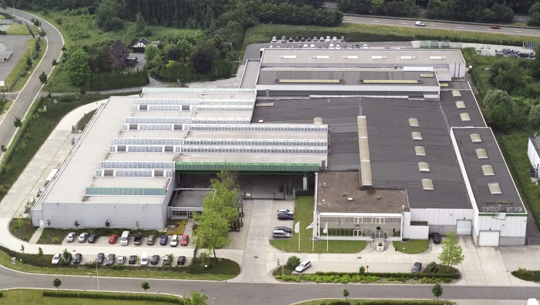 Uitstekend gelegen industrieel gebouw met kantoren op 272are foto 2