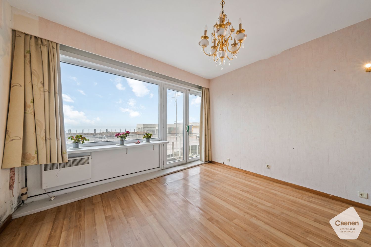 Te renoveren appartement met 1 slaapkamer en prachtig frontaal zeezicht. foto {{pictureIndex}}