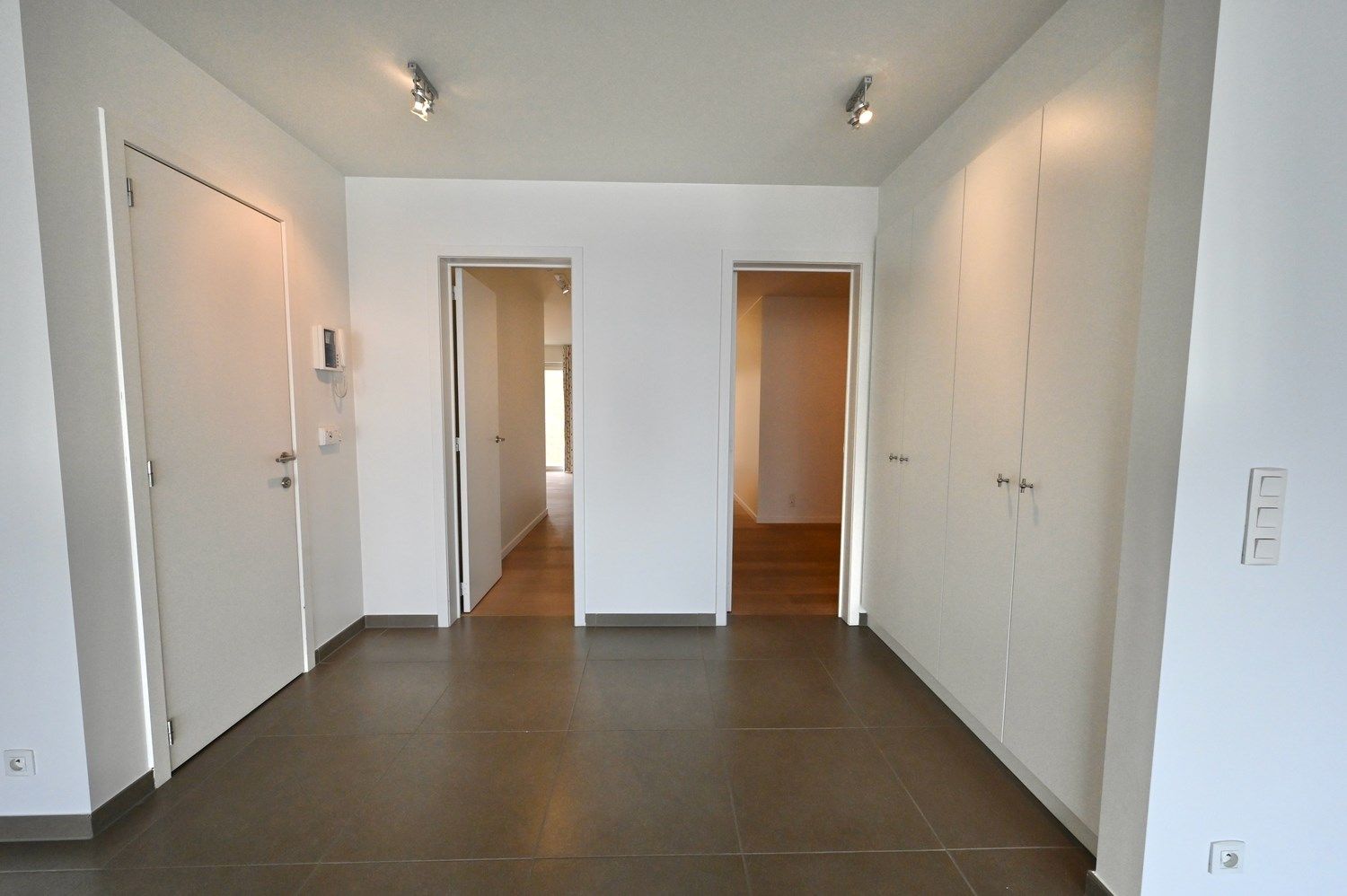 ONGEMEUBELD - Woonappartement in een rustige residentie, op de Lippenslaan (10m façade!). foto 12