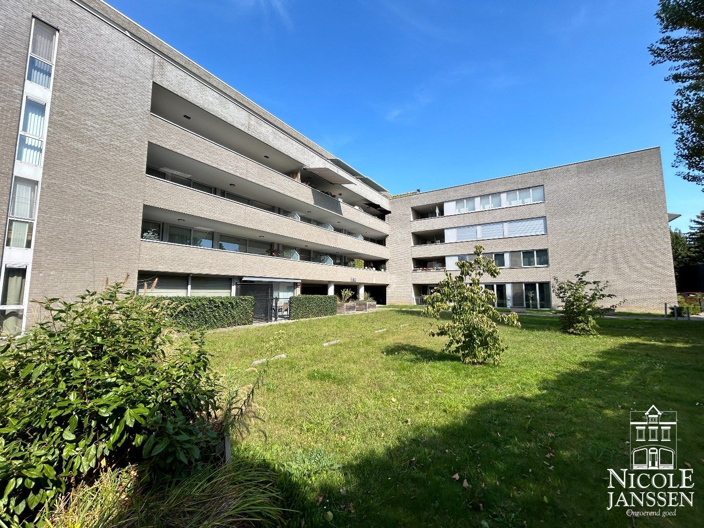 Verzorgd appartement met overdekt terras en parkeerplaats foto 15