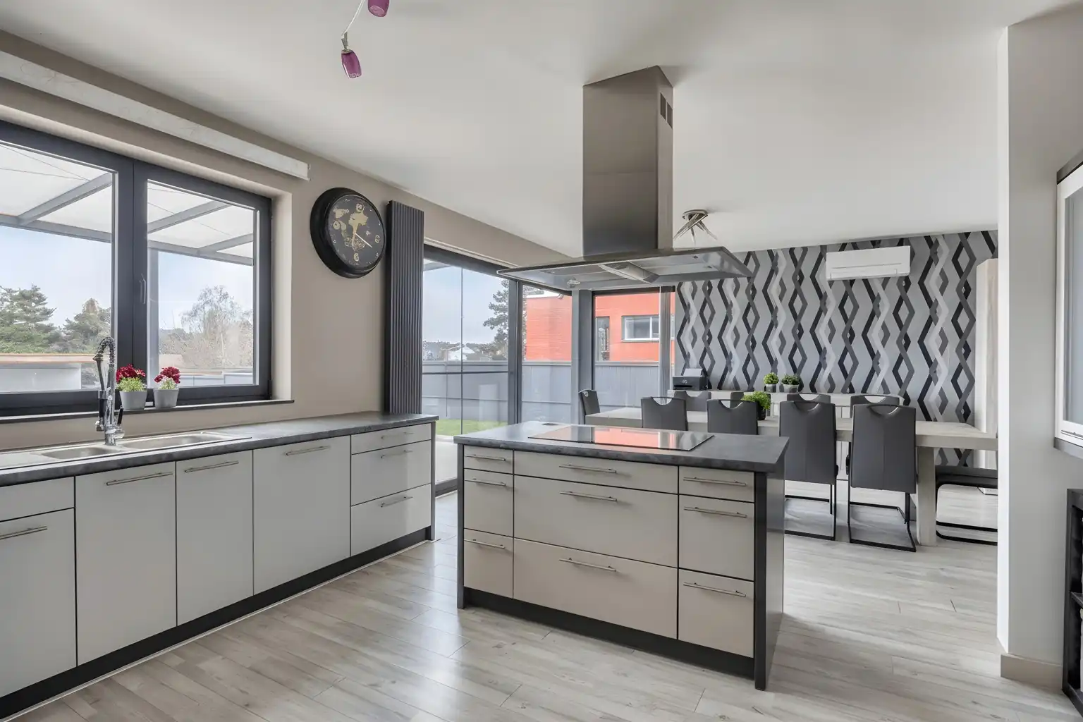 INSTAPKLARE WONING MET PRAKTIJKRUIMTE/BUREEL EN ZWEMBAD foto 5