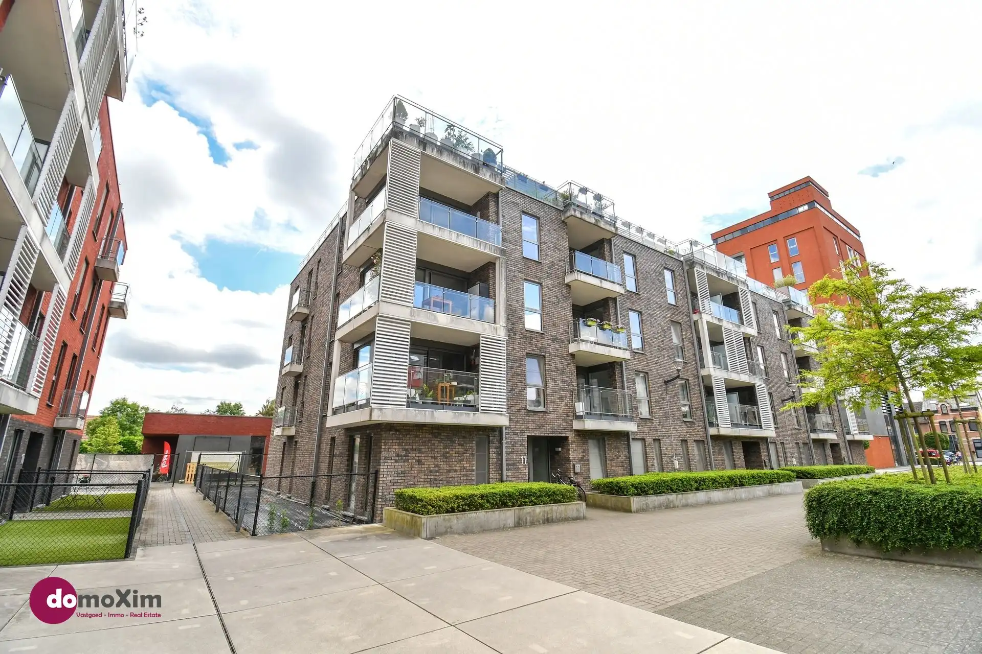 Instapklaar 3-slaapkamer appartement met parking in hartje Boortmeerbeek foto 2