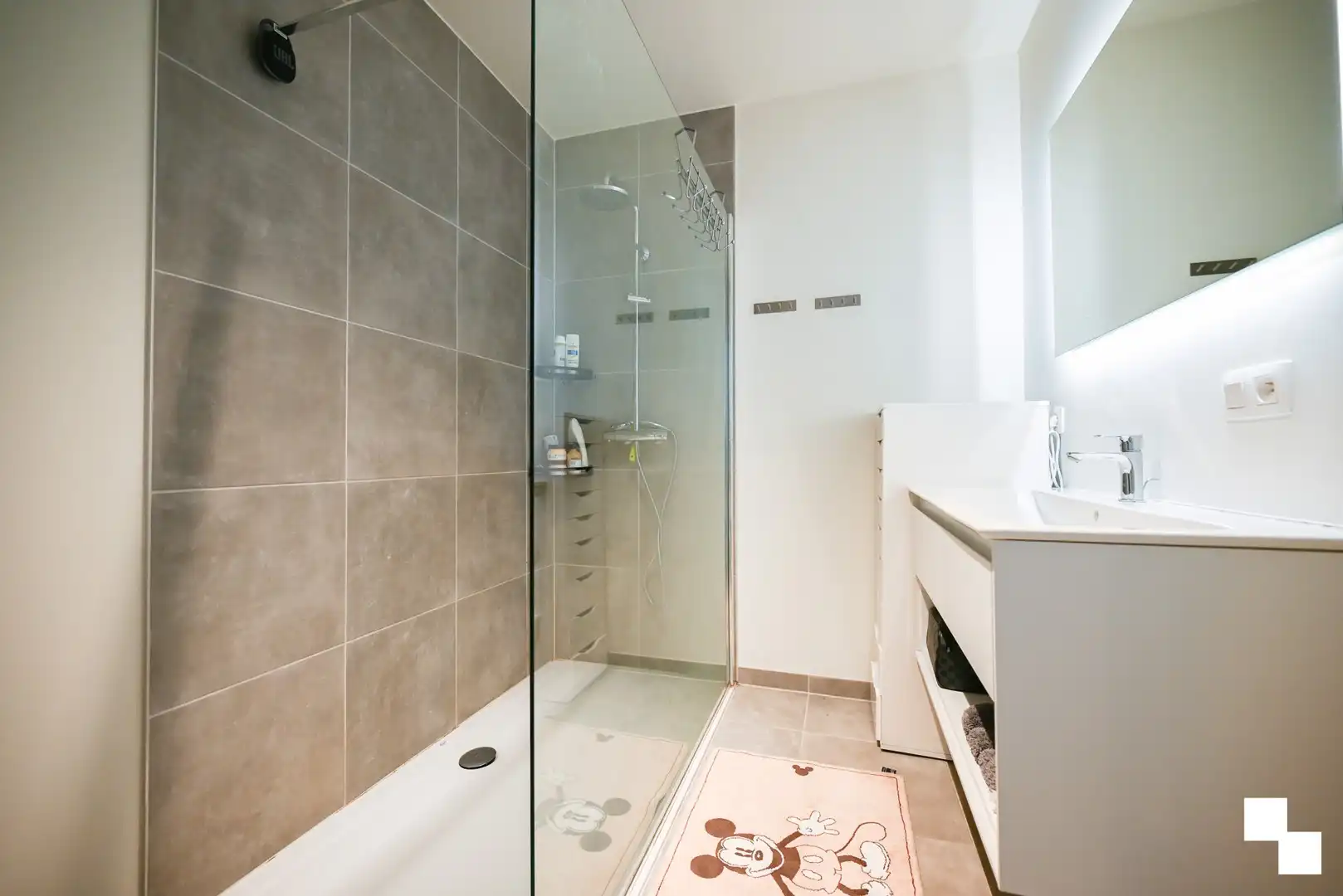 Instapklaar appartement met divers maatmeubilair te Izegem (Emelgem) foto 18