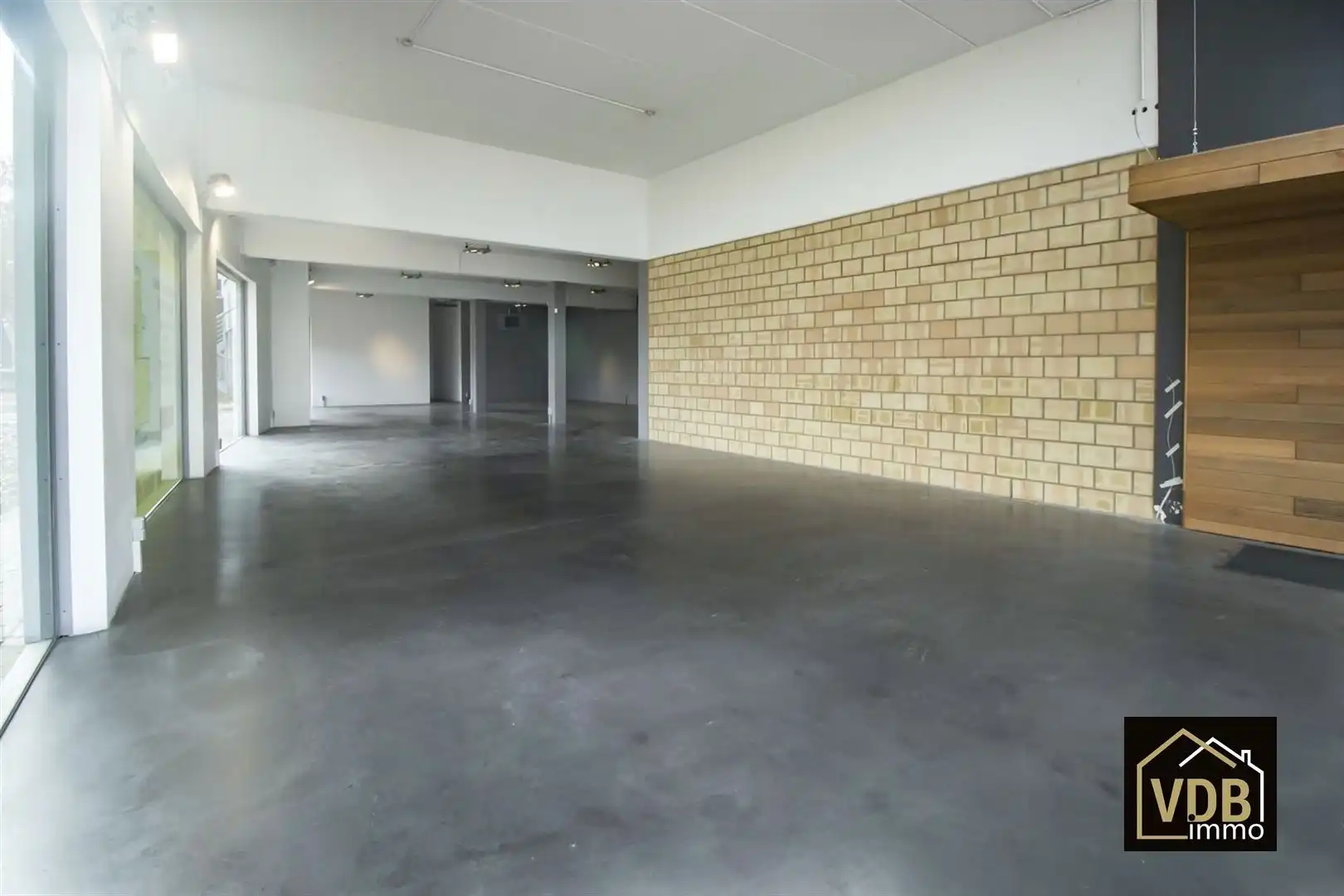 Commercieel gebouw op toplocatie, verhuurd met goed rendemen foto 12