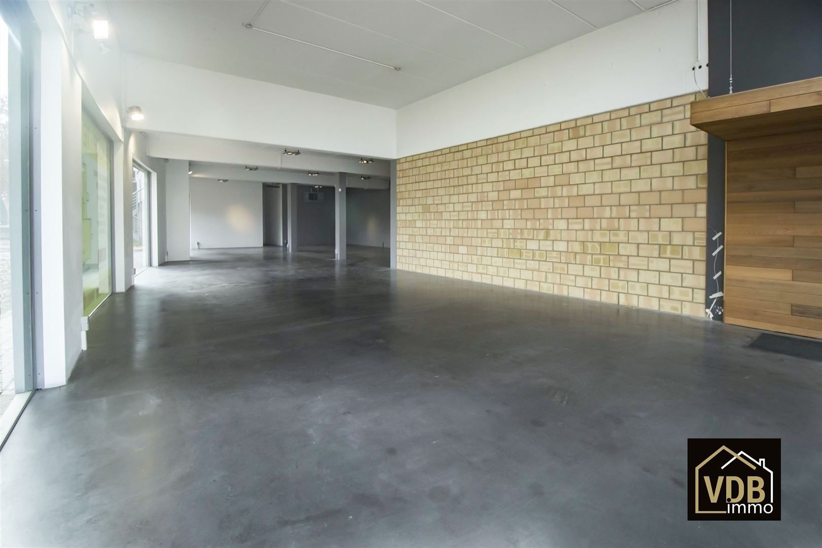 Commercieel gebouw op toplocatie geschikt voor vele doeleinden: kantoor, kleinhandel, groothandel... foto 13