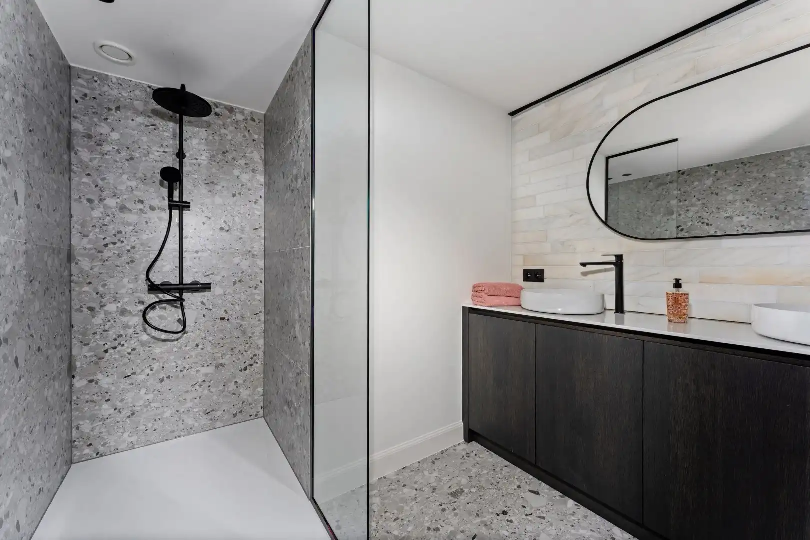 Luxueus gerenoveerd 2 slaapkamer appartement met autostaanplaats in het hartje van Nieuwpoort Stad foto 6