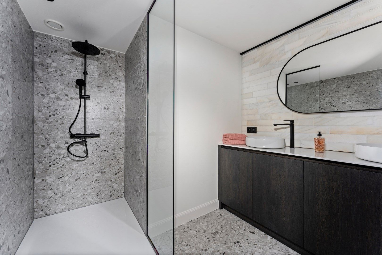 Luxueus gerenoveerd 2 slaapkamer appartement met autostaanplaats in het hartje van Nieuwpoort Stad foto 6