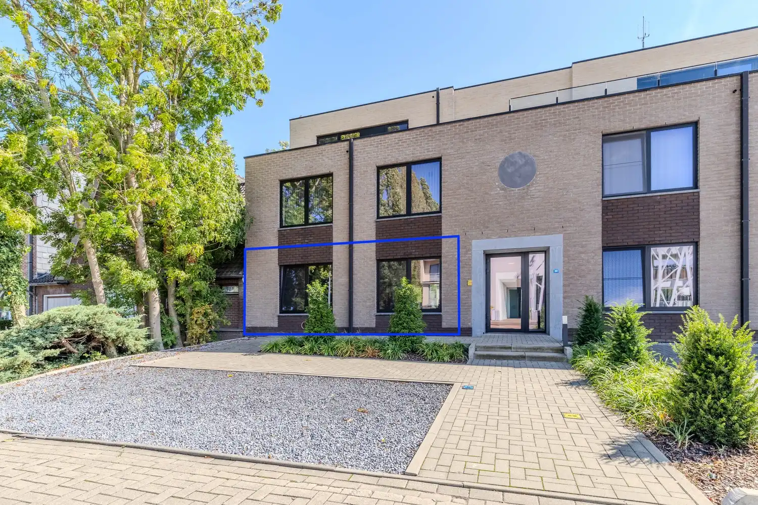 Stijlvol gelijkvloers 2-slaapkamerappartement met 2 badkamers, ruim terras en stadstuin in Lanaken foto 2