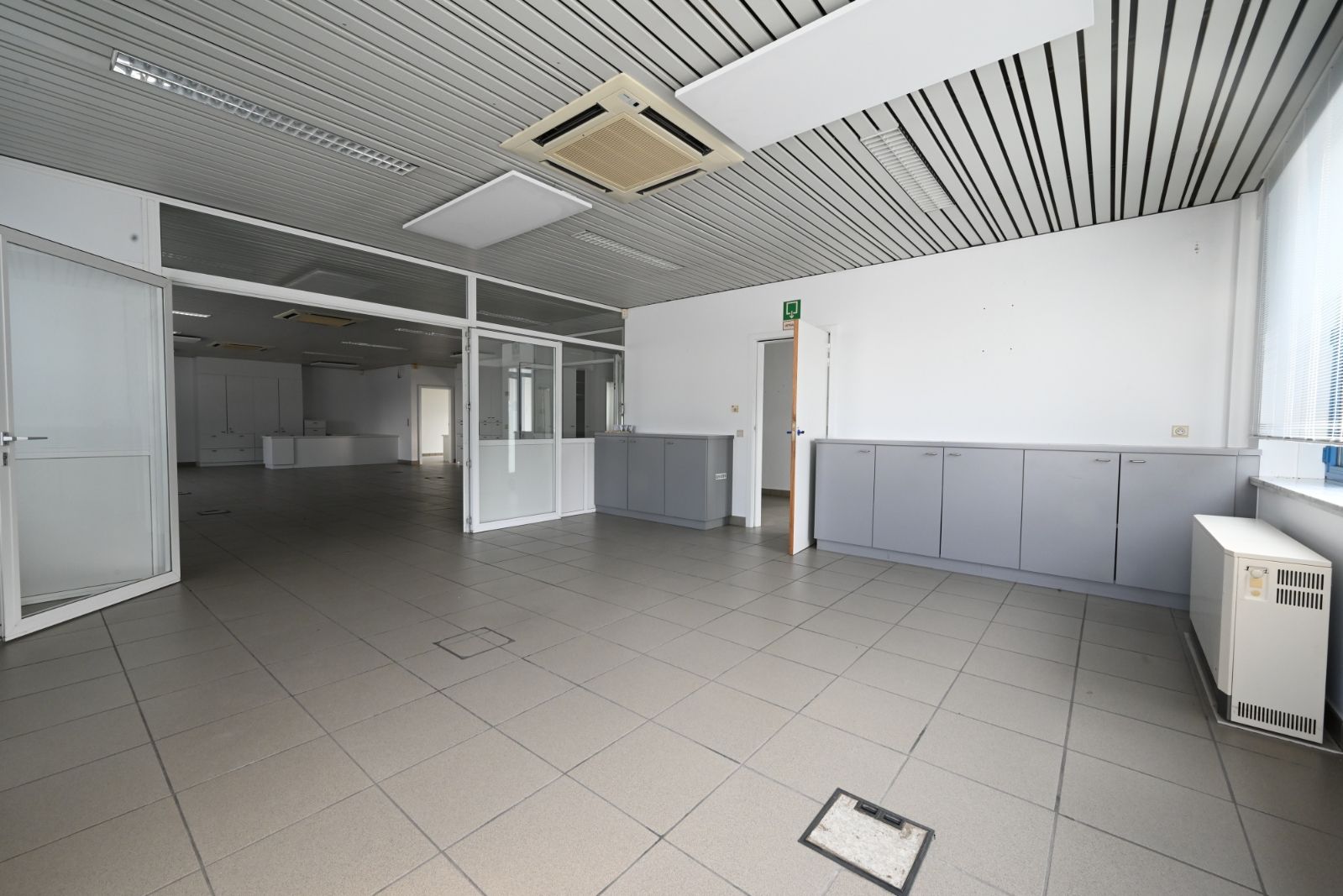 Bedrijfs-/ kantoorgebouw (275m2) met veel parkeergelegenheid! foto {{pictureIndex}}