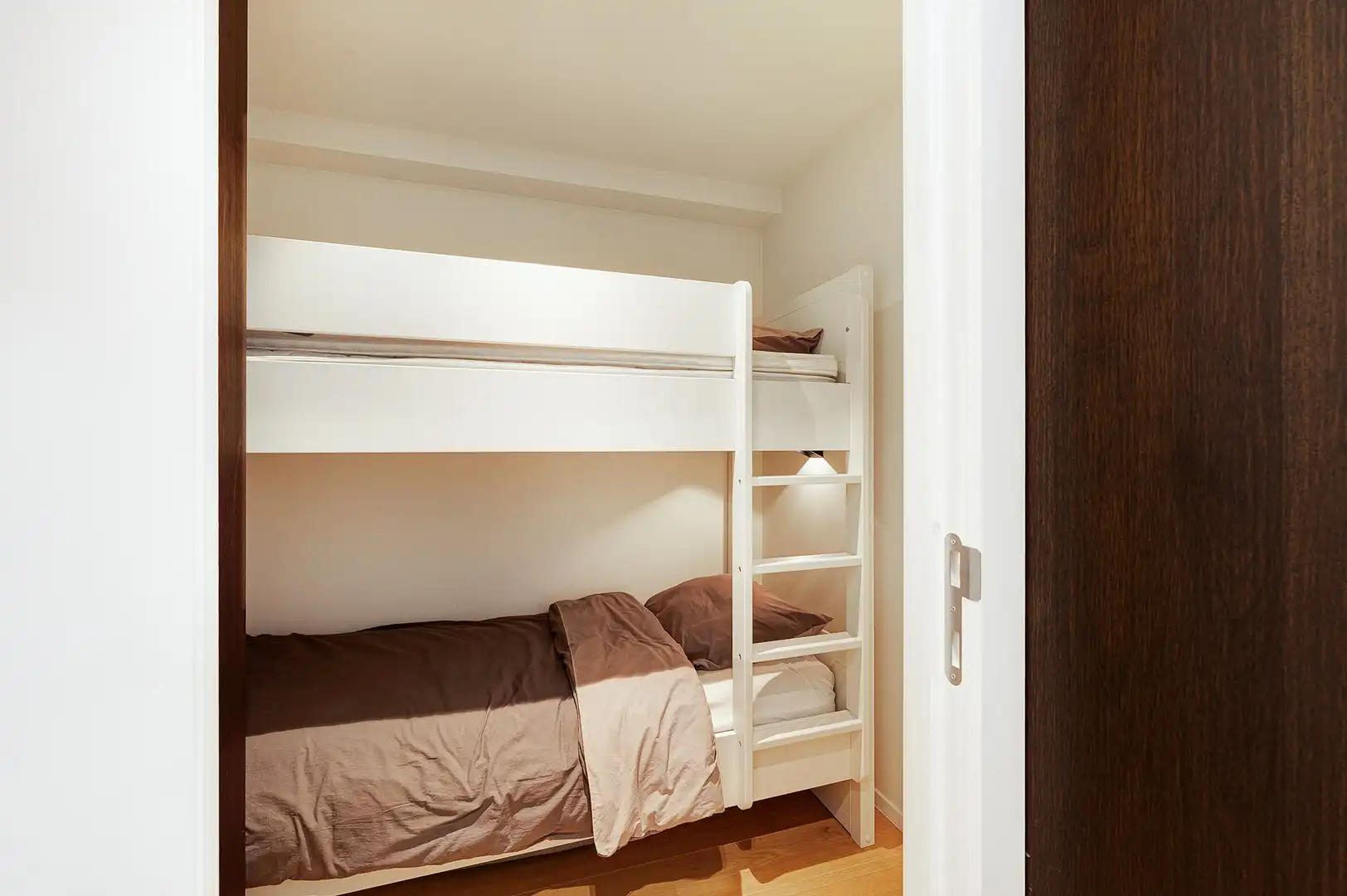 Luxueus gerenoveerd 3-slaapkamerappartement nabij zee. foto 24