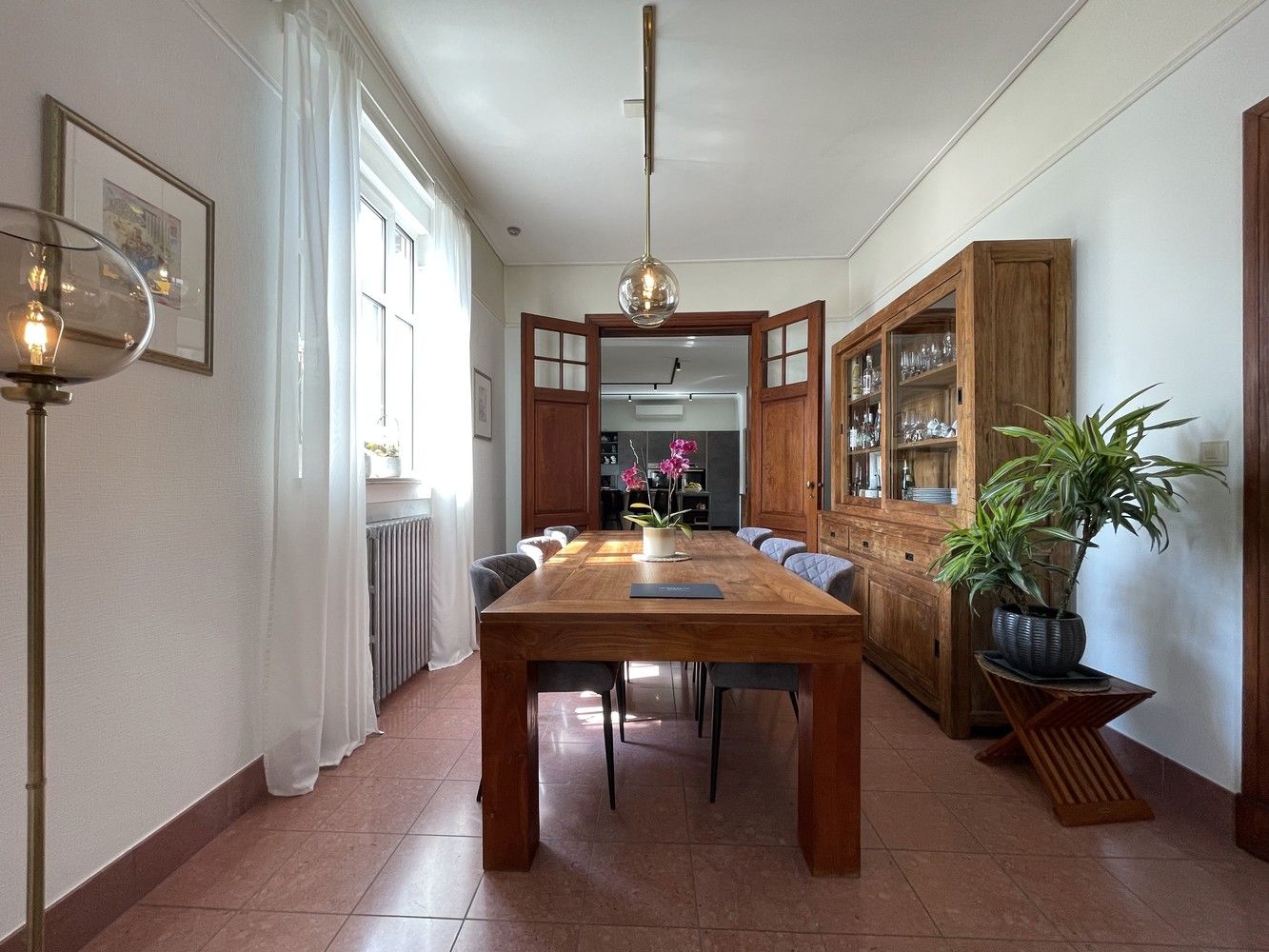 Unieke gerenoveerde woning met 5 slaapkamers en bureau foto 3