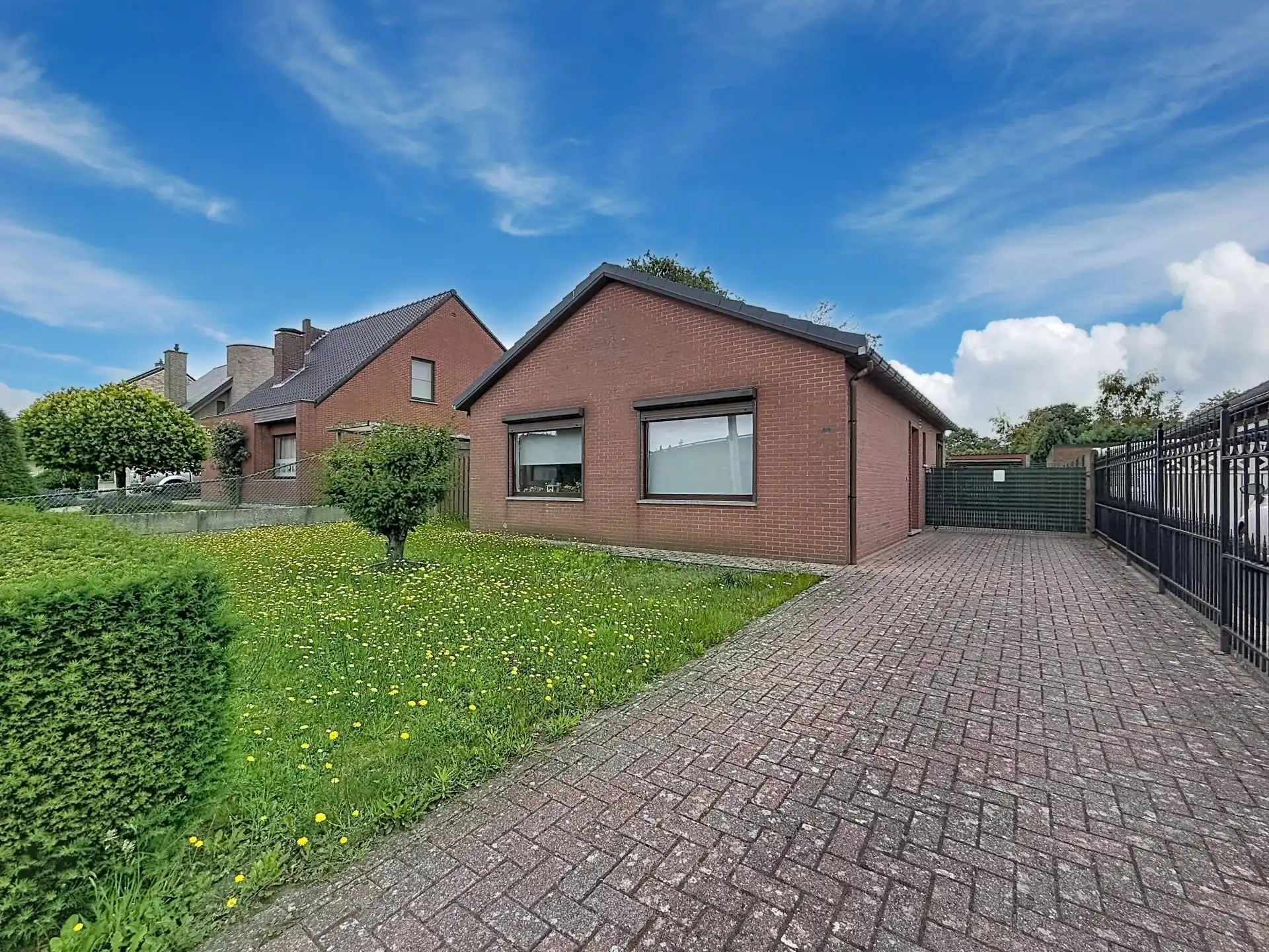 Hoofdfoto van de publicatie: Gelijkvloerse woning op een perceel van 955 m², grenzend aan natuurgebied in Balen.