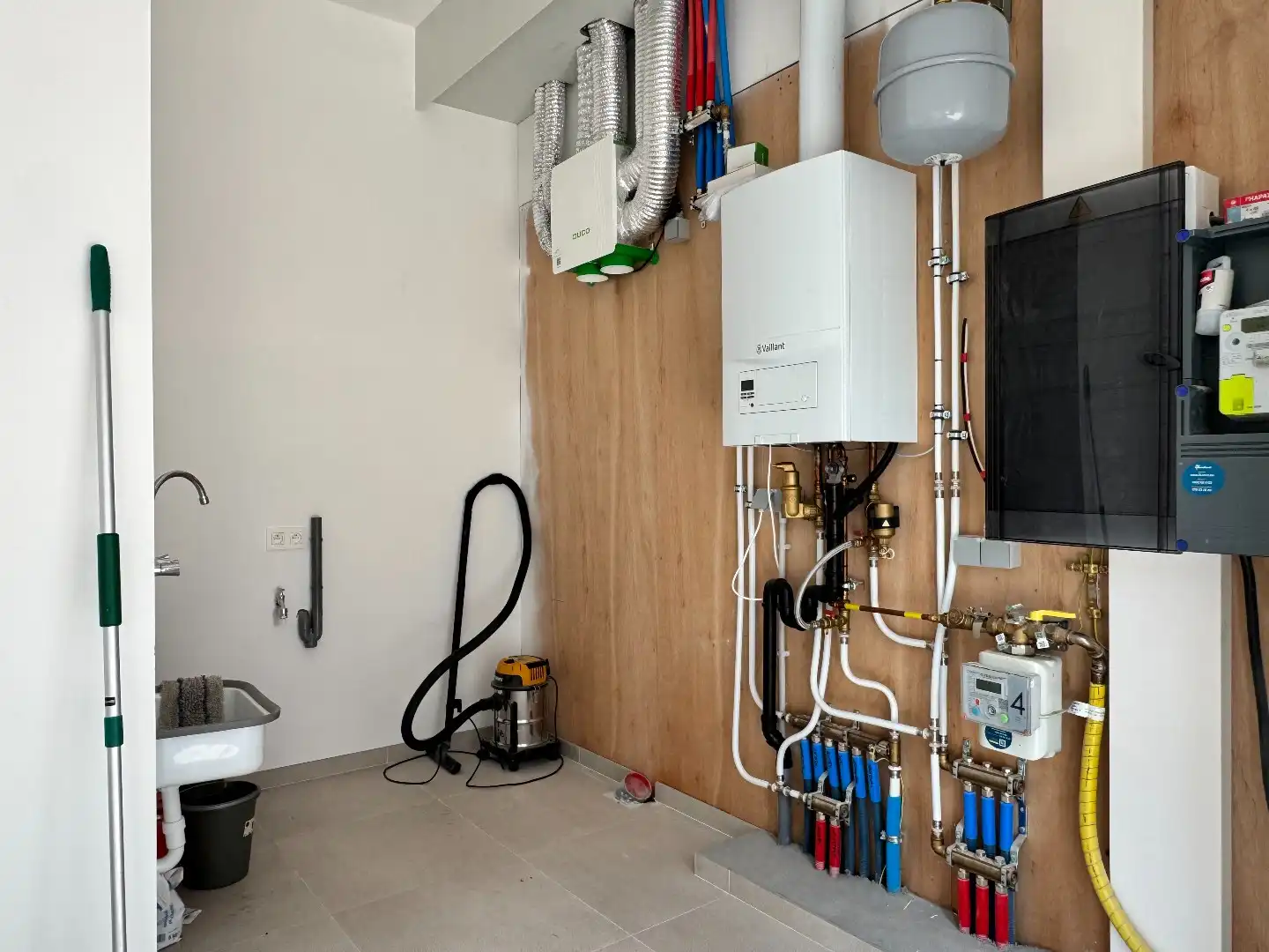 Grote vernieuwde woning met 4 kamers, uitweg en veel ruimte foto 21