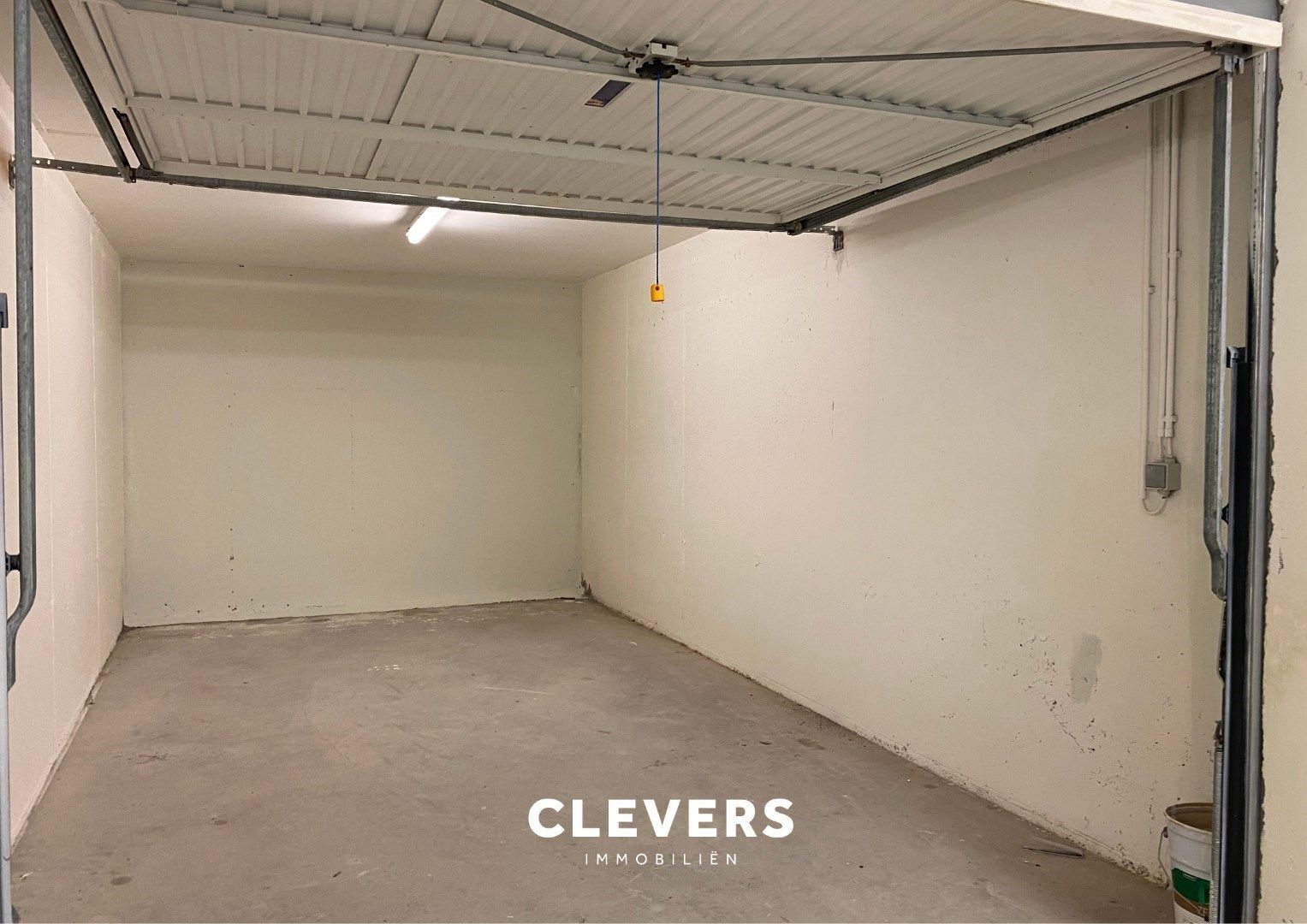 Afgesloten garagebox in klein garagecomplex foto 3