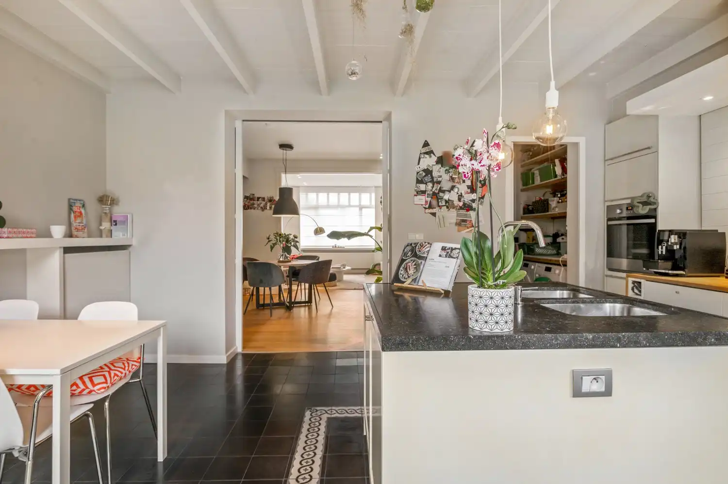 Karaktervolle gezinswoning met vier slaapkamers, tuin en ruime garage te Hove foto 9
