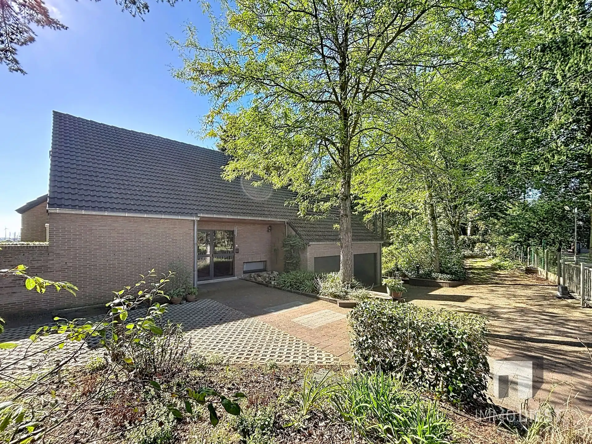 Prachtig gelegen villa met uniek ontwerp op 57a 74ca én achterliggende vijvers op 75a 54ca. foto 2
