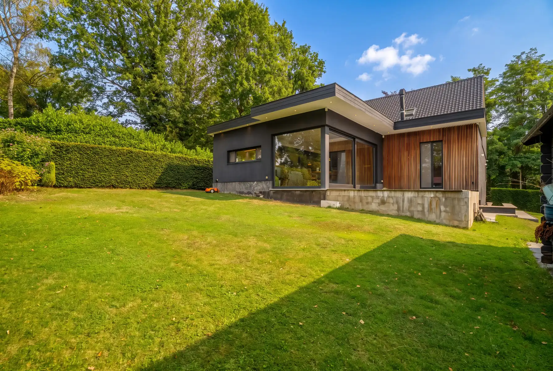 Vrijstaande woning met veel ruimte, in het groen aan de rand van Halle foto 3