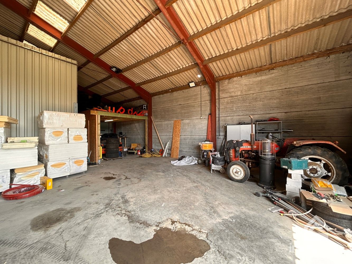 Loods van 180 m² ter opslag met grote automatische garagepoort te Bocholt! foto 2