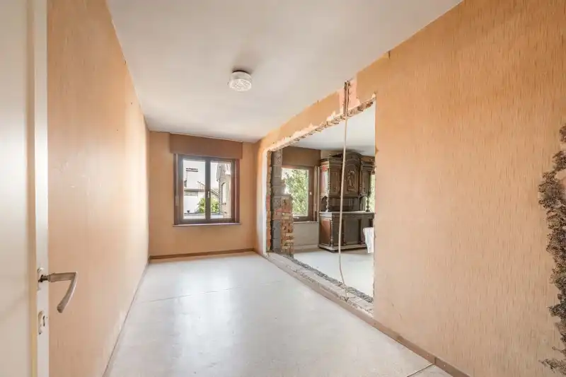 🏡 Te renoveren HALFOPEN woning met 3 slaapkamers, grote garage met uitweg achteraan TE KOOP in het hartje van Sint-Baafs-Vijve! foto 14