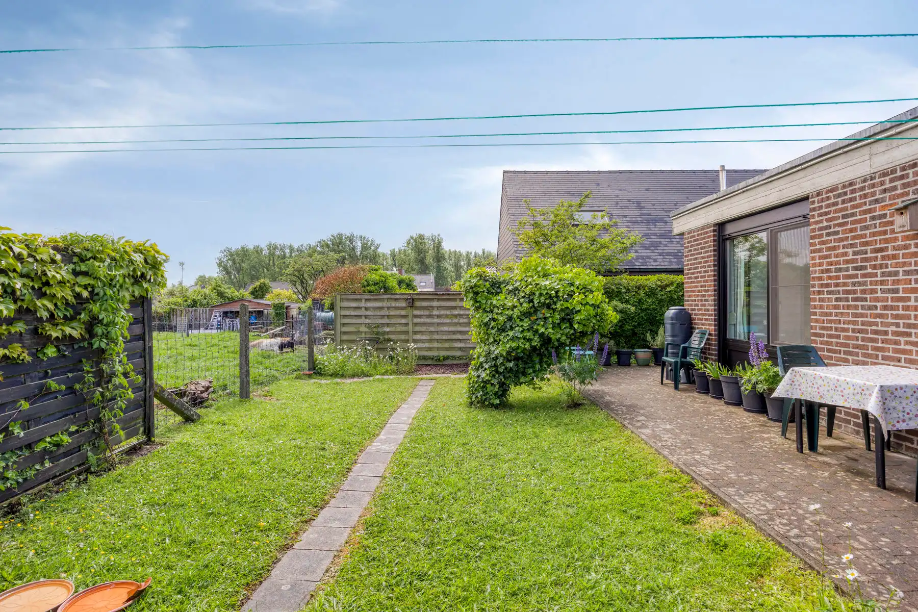 Bungalow met 4 slaapkamers, zonnepanelen, tuin en garage foto 22