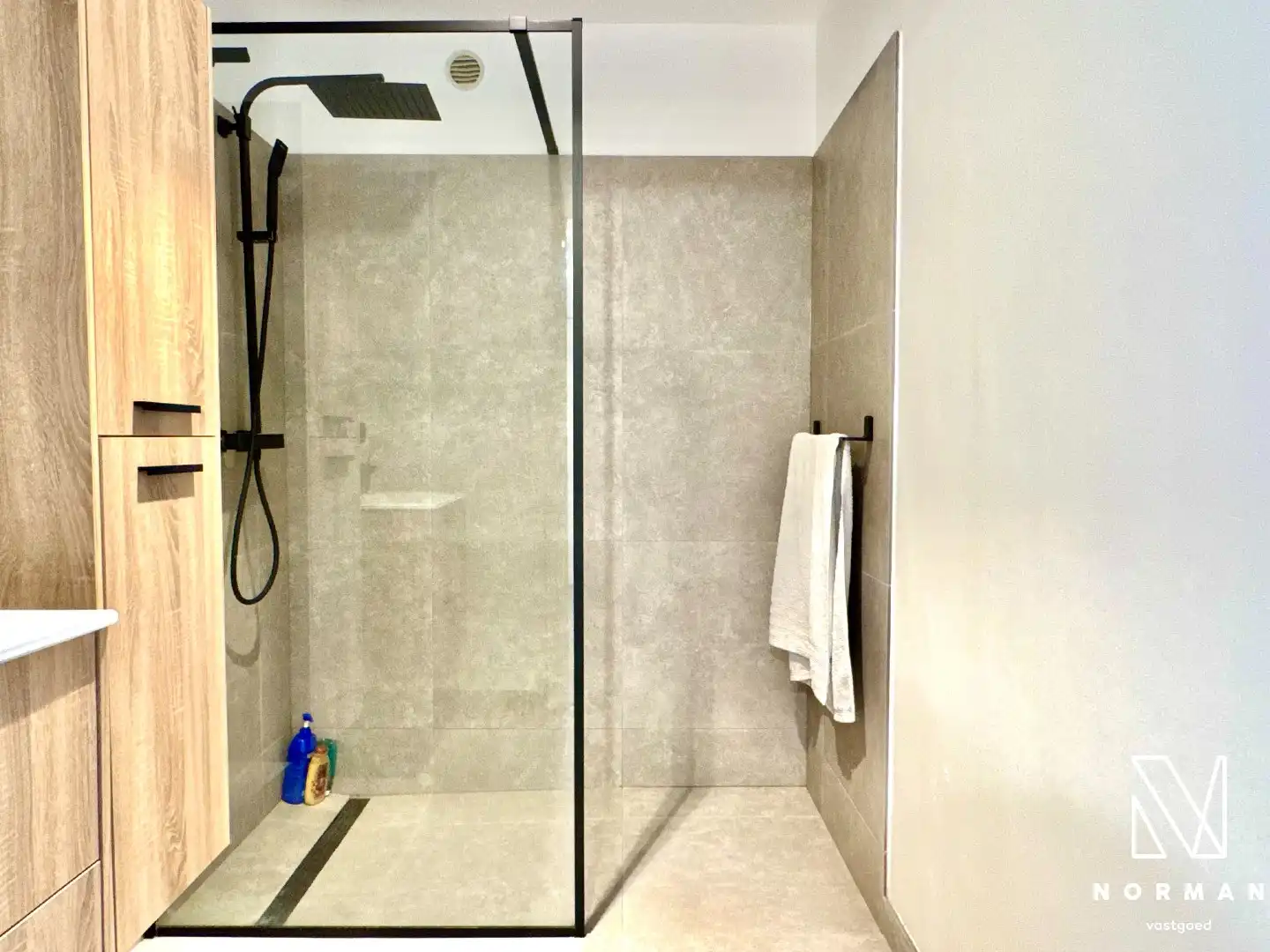 Instapklaar, energiezuinig 2-slaapkamer appartement inclusief ondergrondse autostaanplaats en terras te koop in Kuurne! foto 3