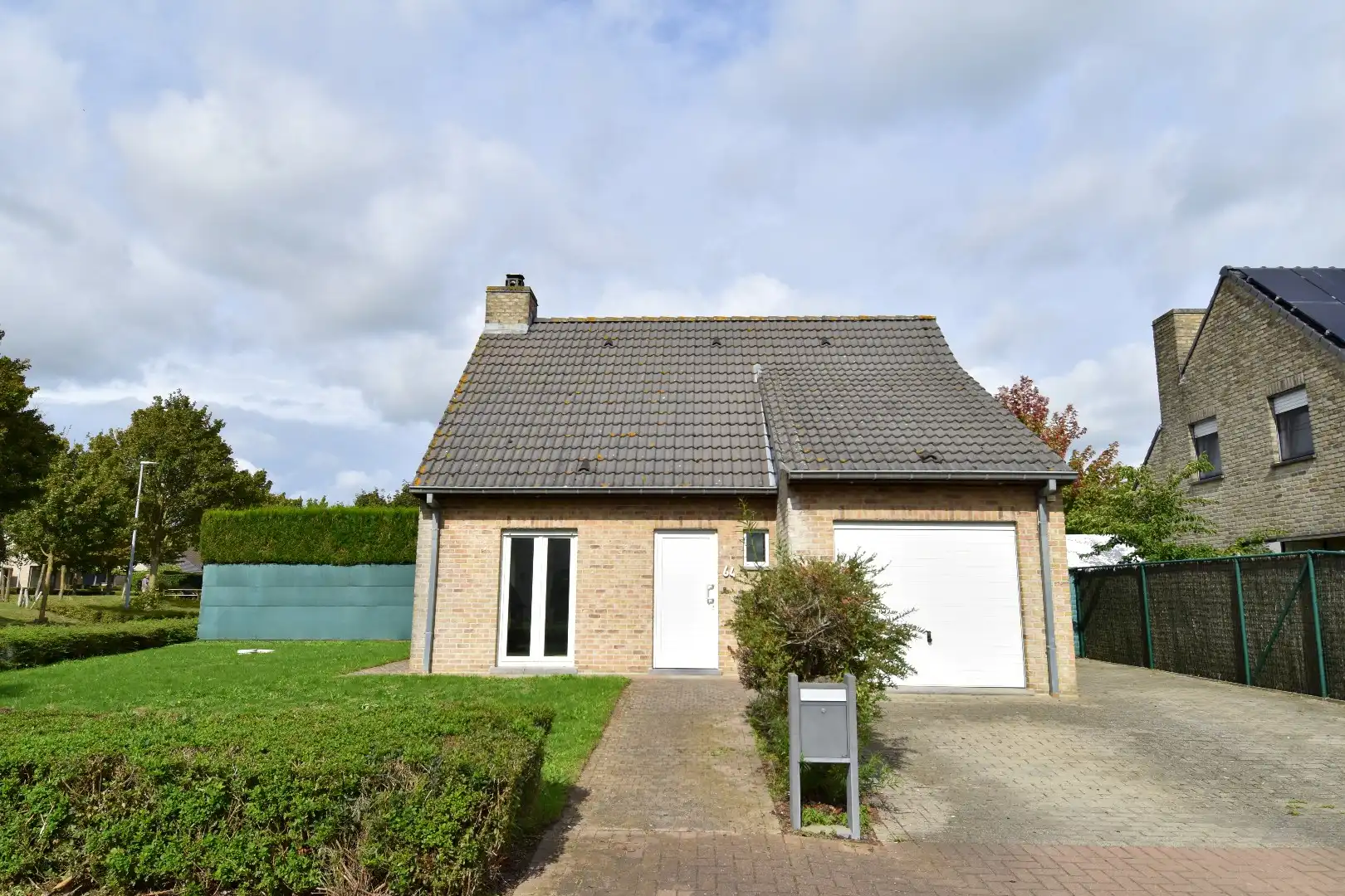 Alleenstaande woning met 3 slaapkamers, tuin en garage te koop in residentiële wijk te Gullegem foto {{pictureIndex}}