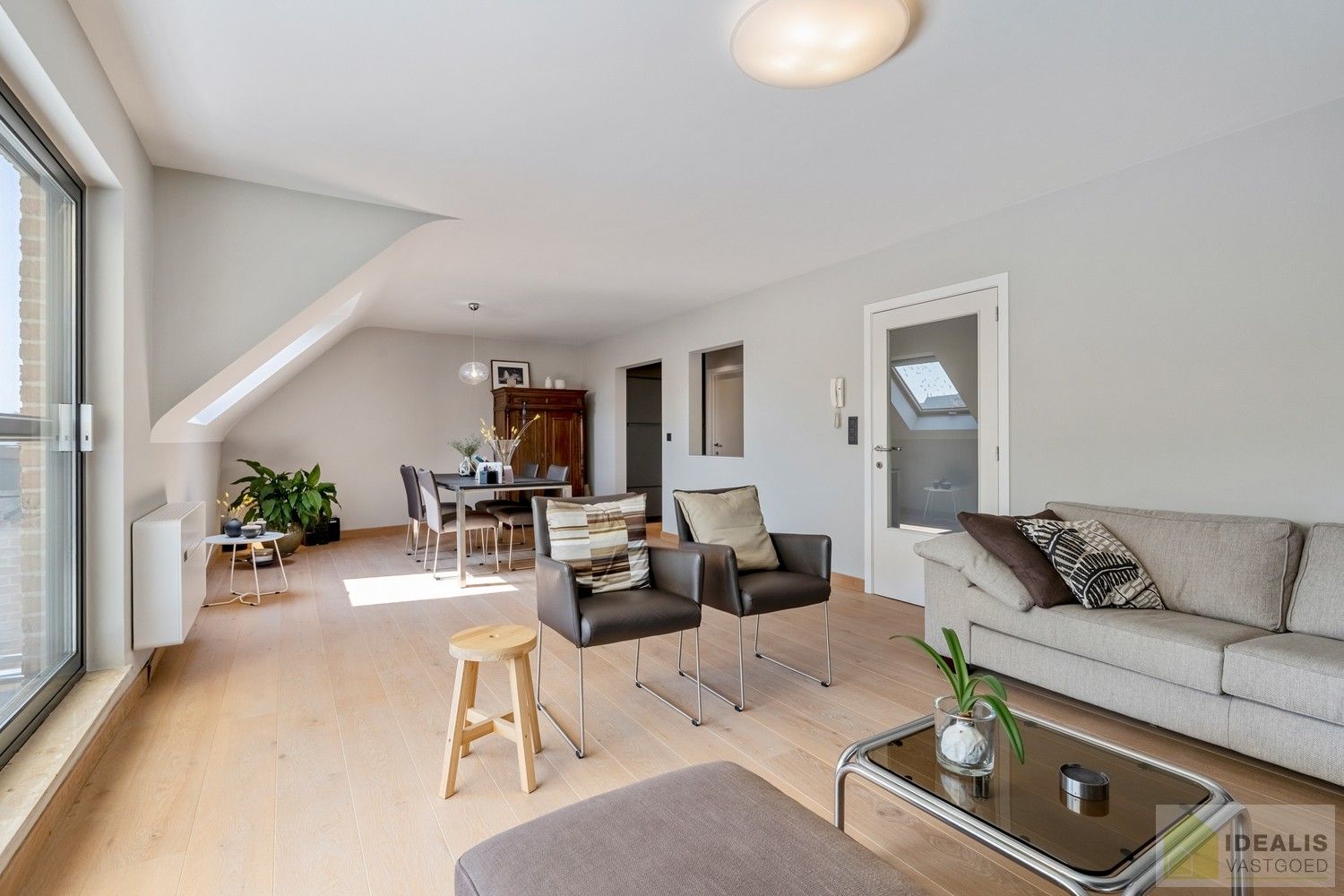 DEALIS VASTGOED – INSTAPKLAAR APPARTEMENT MET 2 SLAAPKAMERS, LICHTRIJKE LEEFRUIMTE, BADKAMER, GOED UITGERUSTE KEUKEN, GARAGEBOX EN AUTOSTAANPLAATS OP EEN UITERST GUNSTIGE LOCATIE AAN DE RAND VAN HET CENTRUM VAN PELT! foto 13
