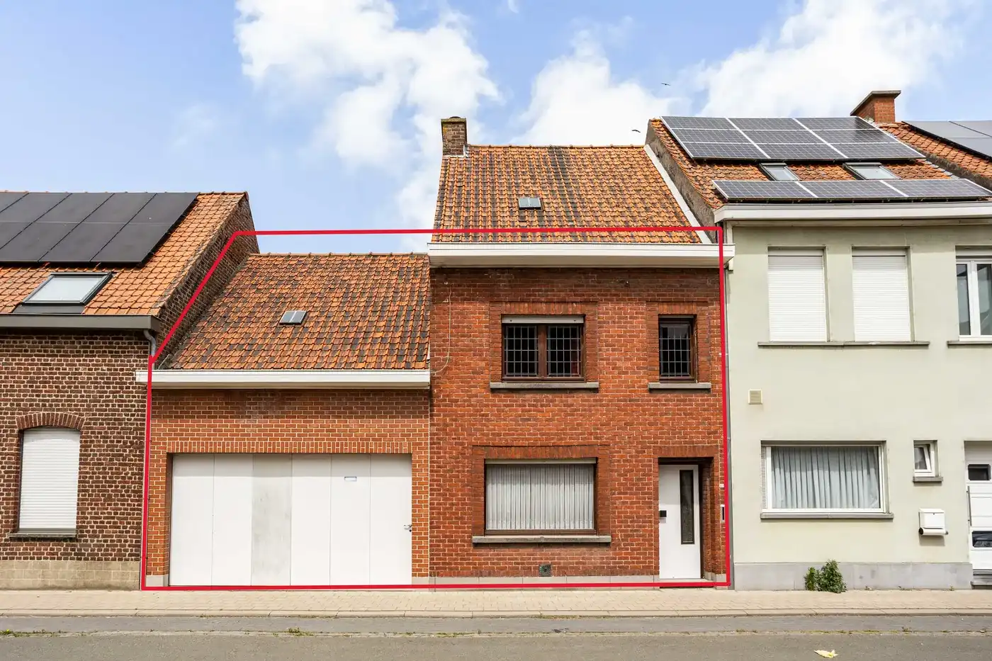 Gezinswoning met garage en grote tuin in Gullegem foto {{pictureIndex}}