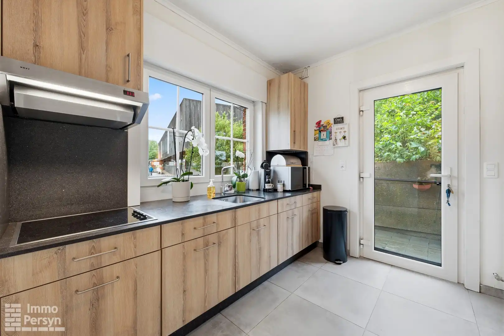 Charmante, gerenoveerde woning met carport en tuin foto 12